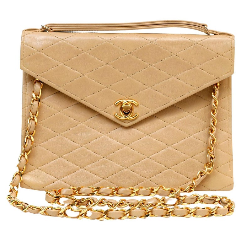 Chanel Sac à rabat enveloppe en cuir beige vintage En vente