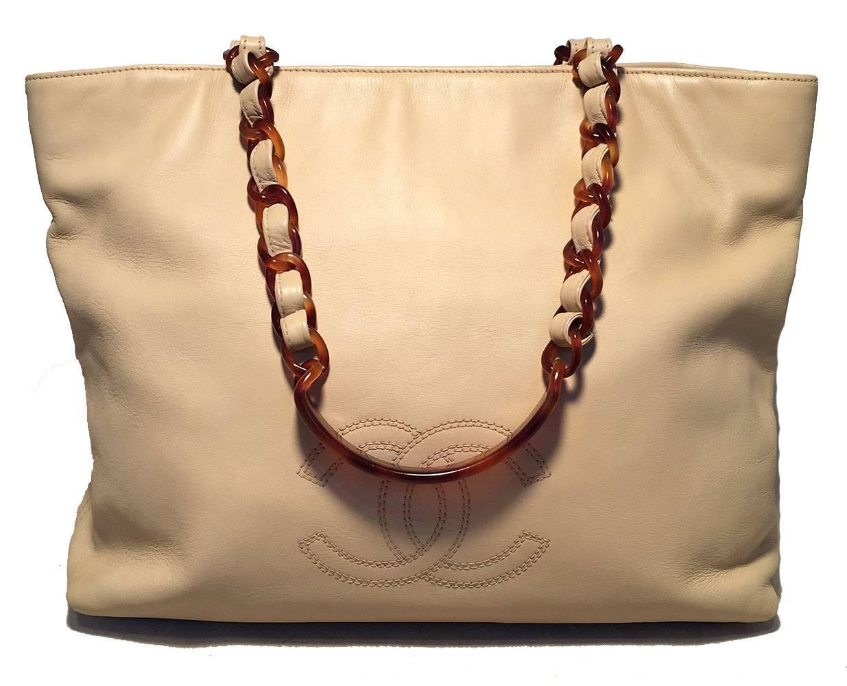BEAUTIFUL Chanel Vintage Beige Leather Tortoiseshell Chain Strap Shoulder Bag Tote in very good condition.  Beige lambskin leather exterior with CC logo quilted along the front side. Acrylic tortoiseshell chain link shoulder straps in excellent