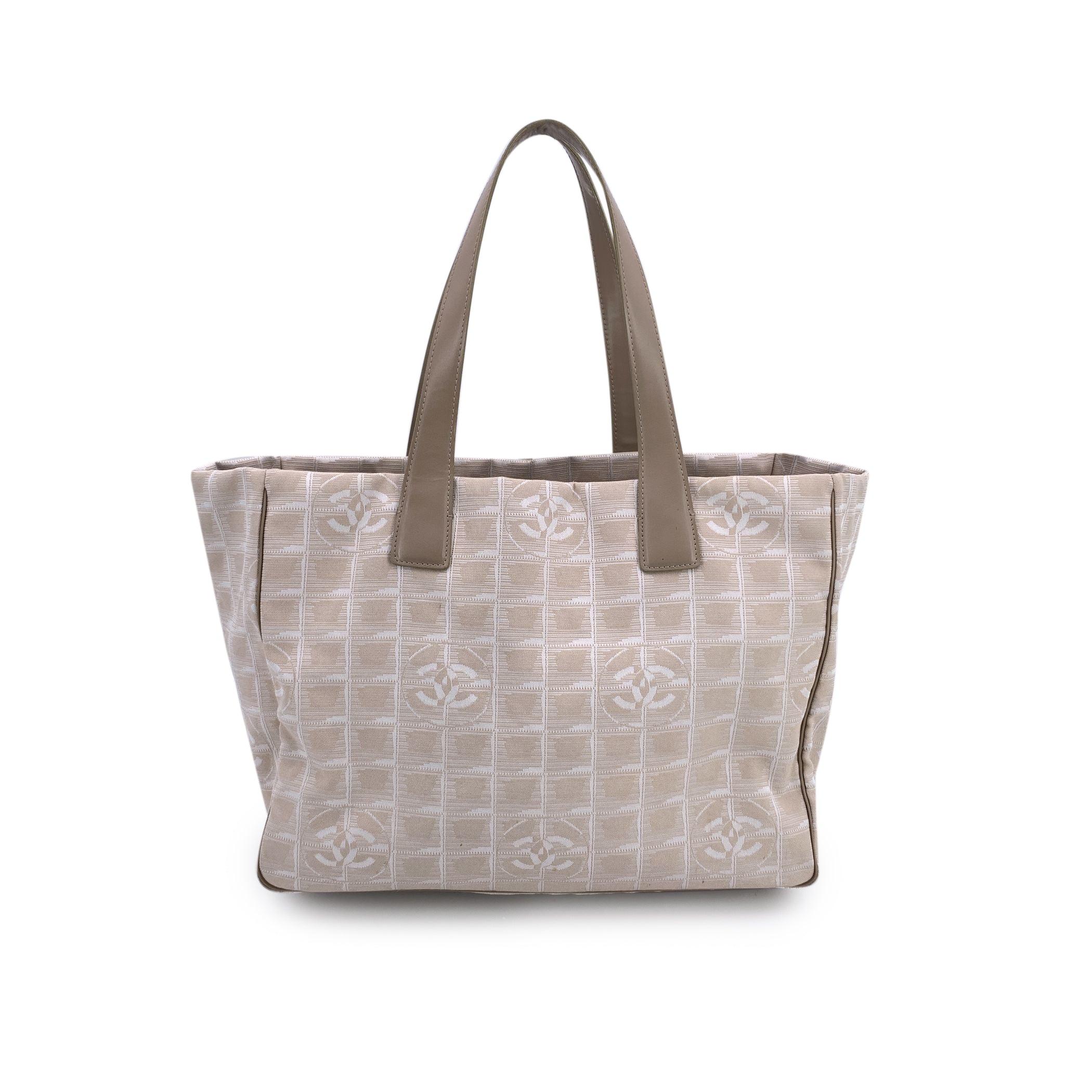 Chanel Vintage Beige Nylon New Travel Line Tote Shoulder Bag In Good Condition For Sale In Rome, Rome
