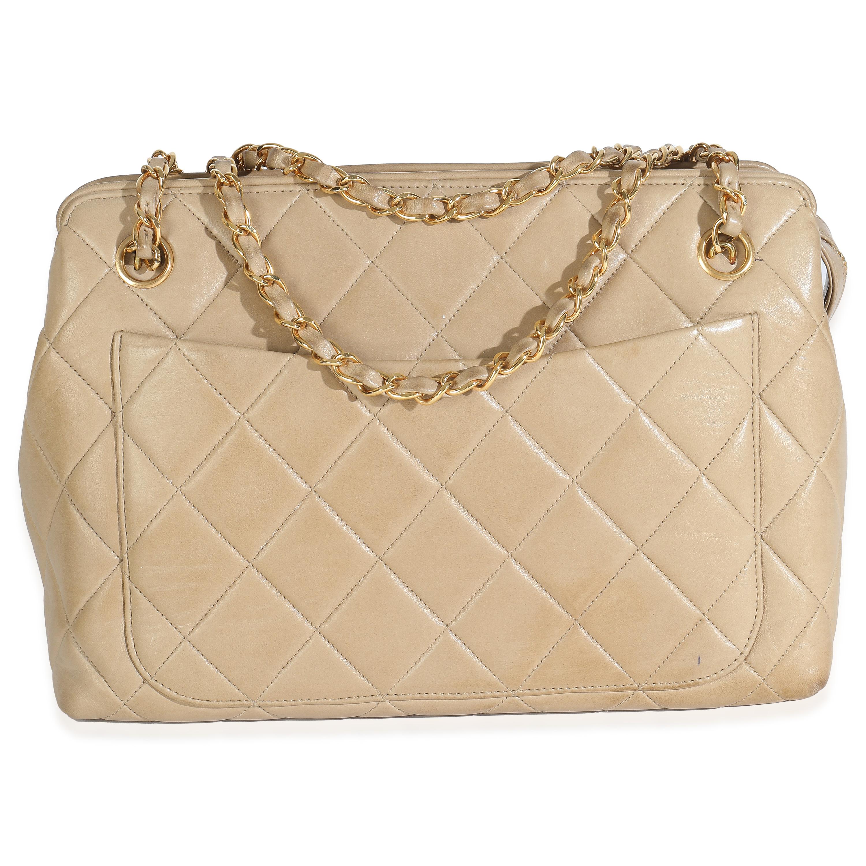 Auflistung Titel: Chanel Vintage Beige Gesteppte Lammfell Kameratasche
SKU: 148175
Zustand: Gebraucht 
Handtasche Zustand: Sehr gut
Bemerkungen zum Zustand: Artikel ist in sehr gutem Zustand mit geringen Gebrauchsspuren. Leichte Abnutzung an den