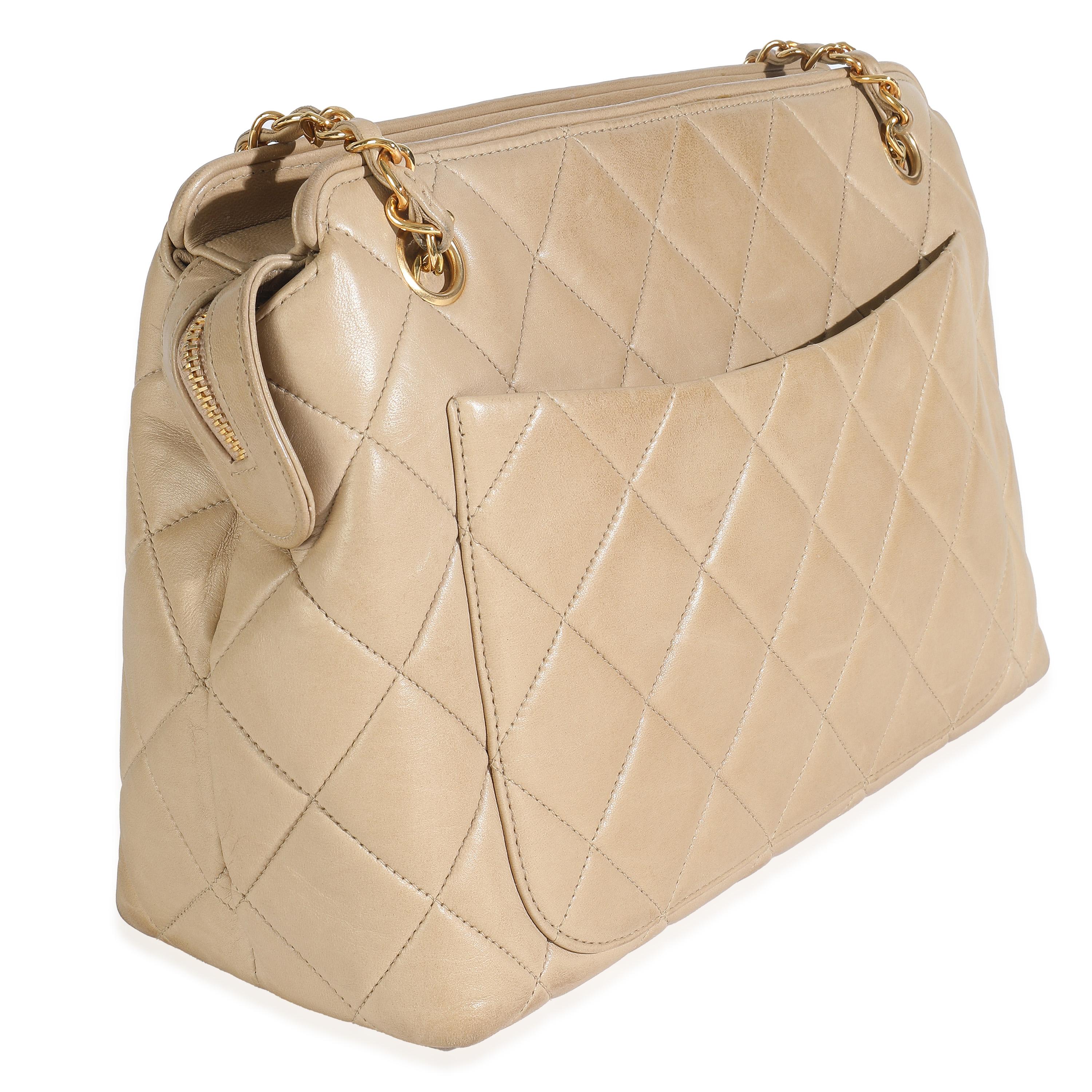 Chanel Vintage Beige Gesteppte Lammfell Kameratasche im Zustand „Gut“ im Angebot in New York, NY