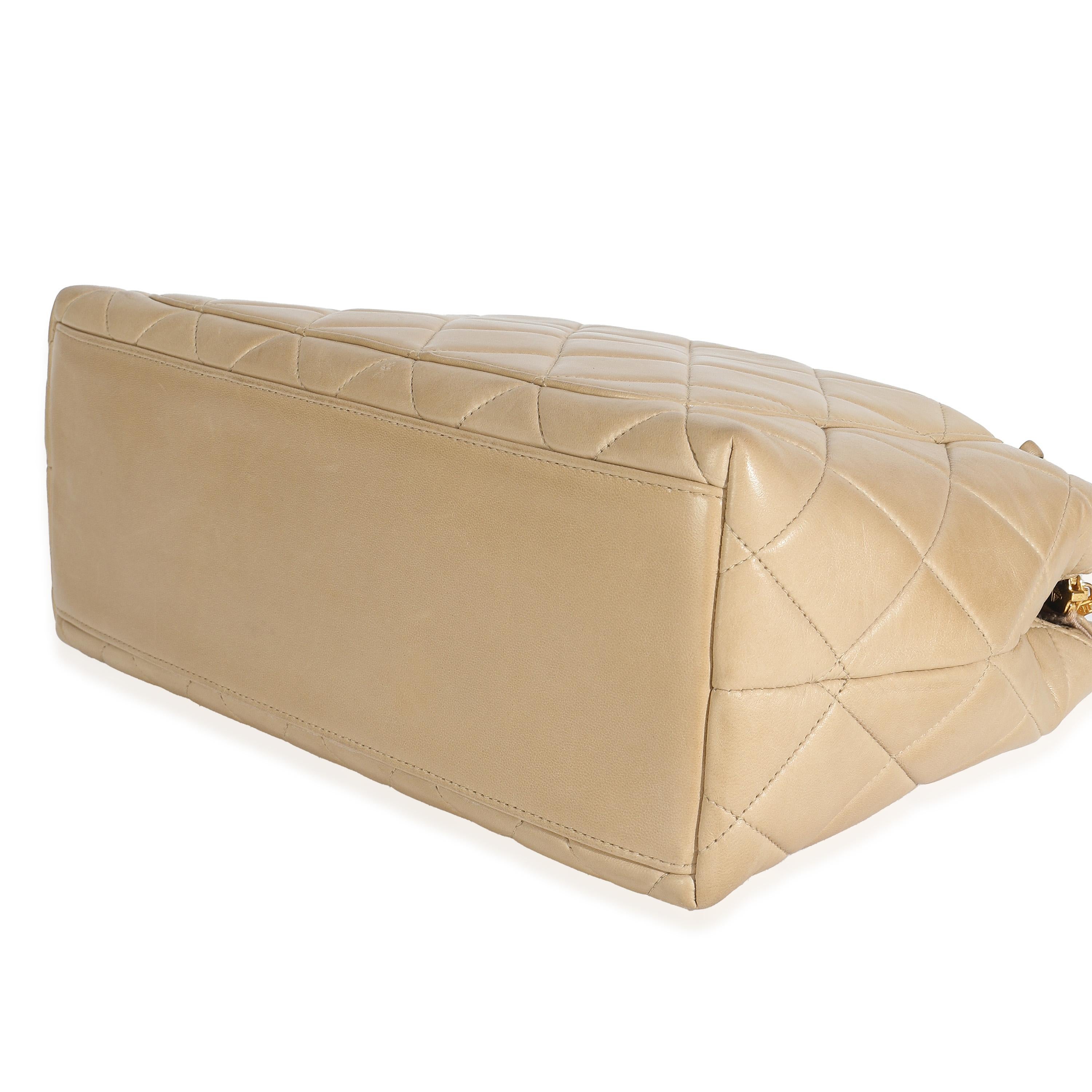 Chanel Vintage Beige Gesteppte Lammfell Kameratasche im Angebot 1