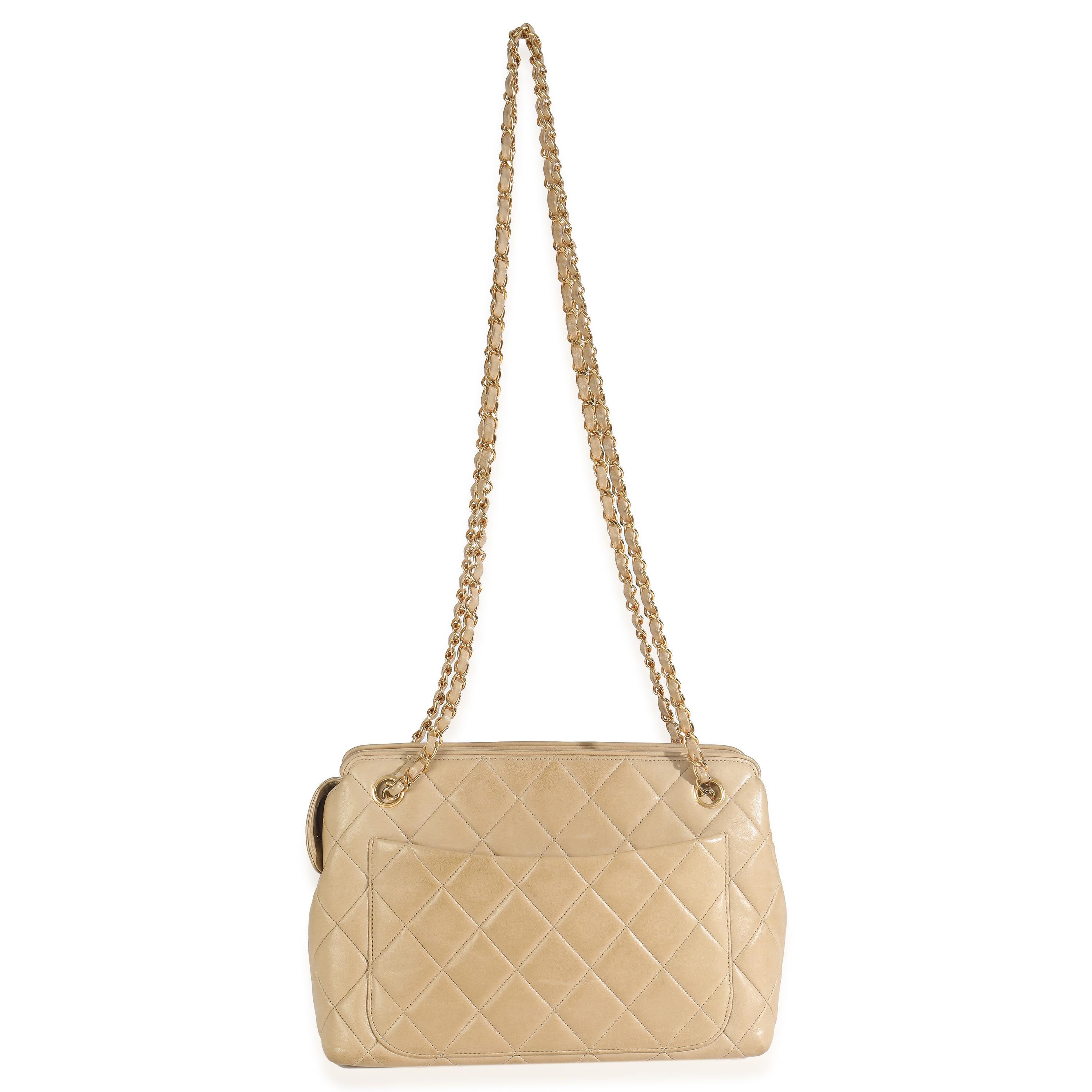 Chanel Vintage Beige Gesteppte Lammfell Kameratasche im Angebot 2