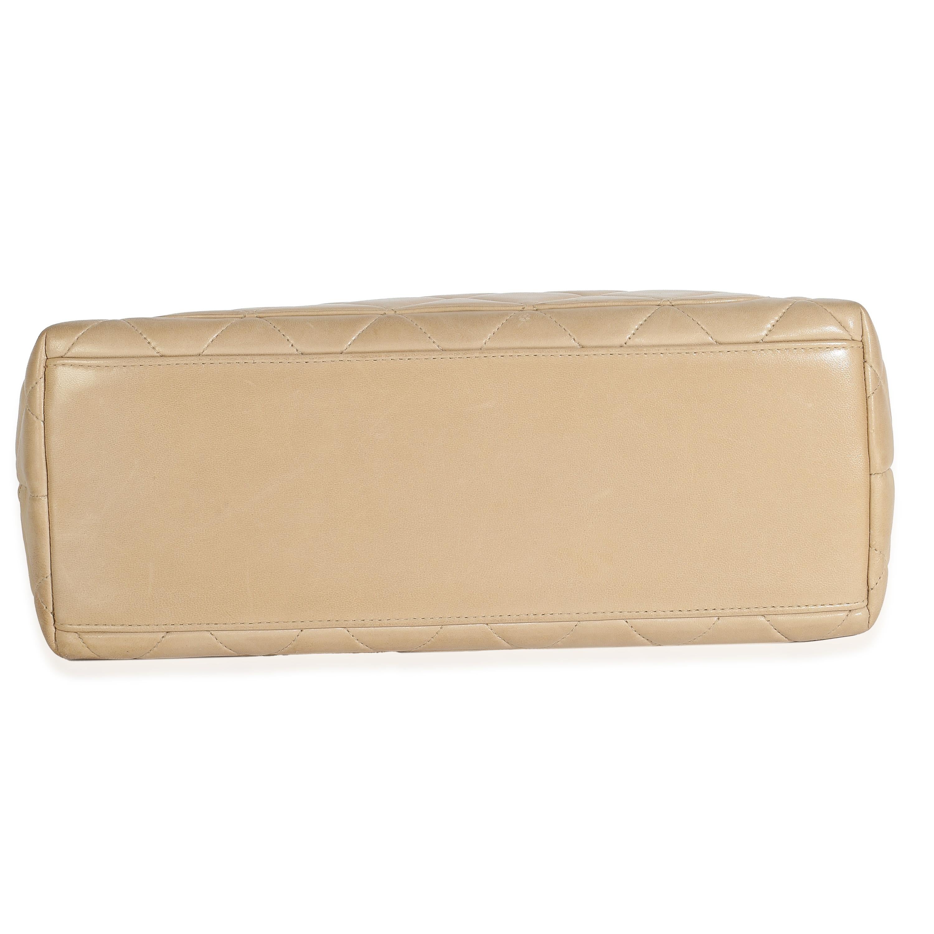 Chanel Vintage Beige Gesteppte Lammfell Kameratasche im Angebot 4