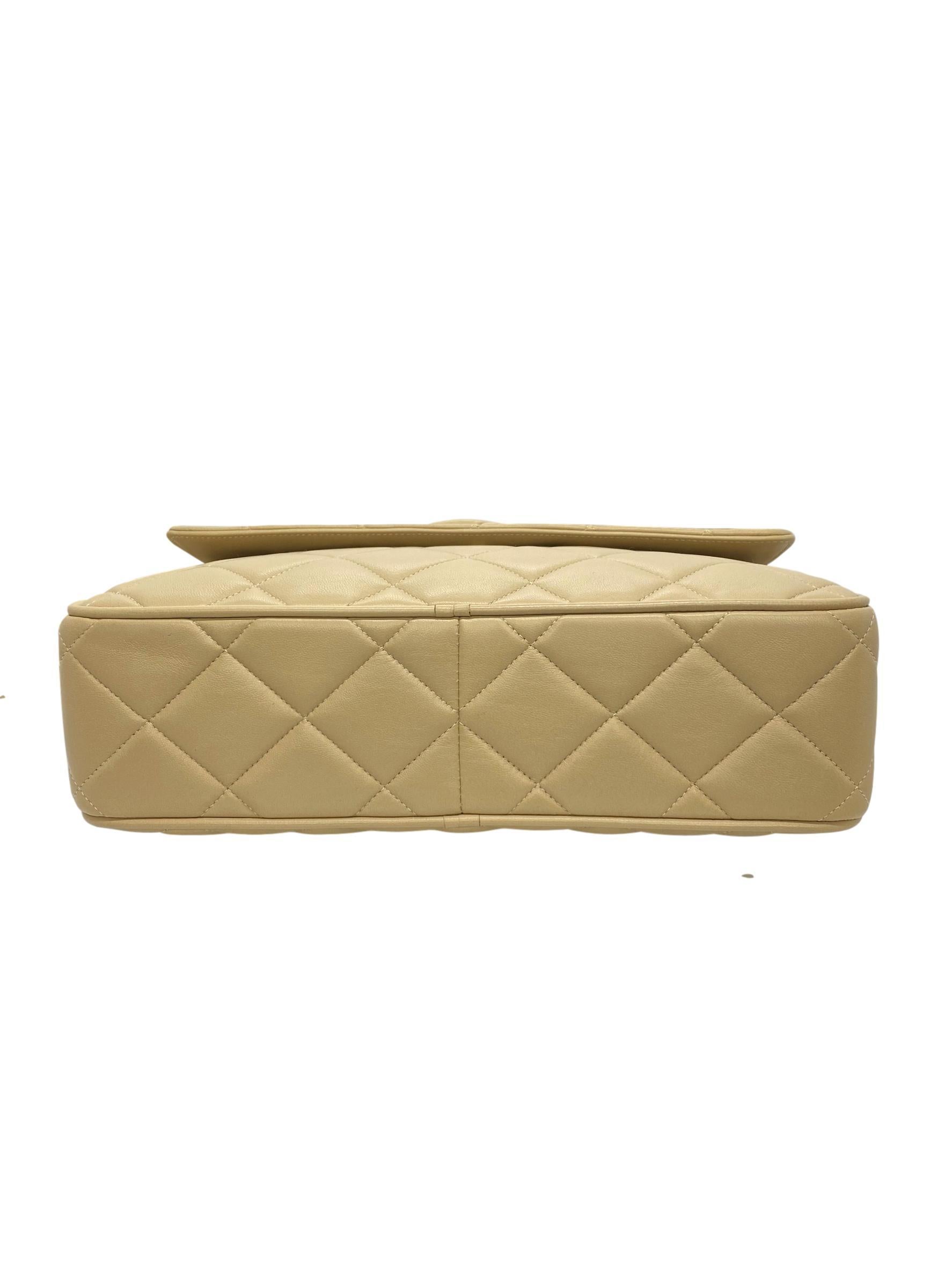  Chanel Vintage Beige Quilted Lambskin Leather Camera Bag with Gold Hardware In Good Condition In Banner Elk, NC