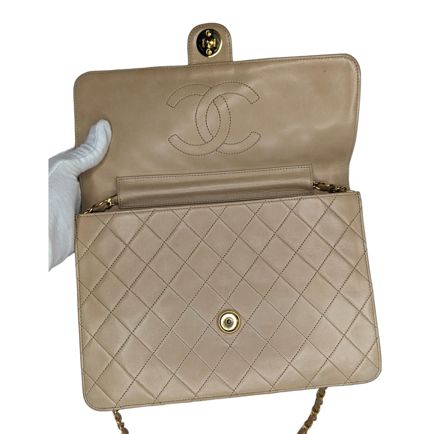 Chanel Vintage Beige Quilted Lambskin Medium Flap Bag For Sale 3