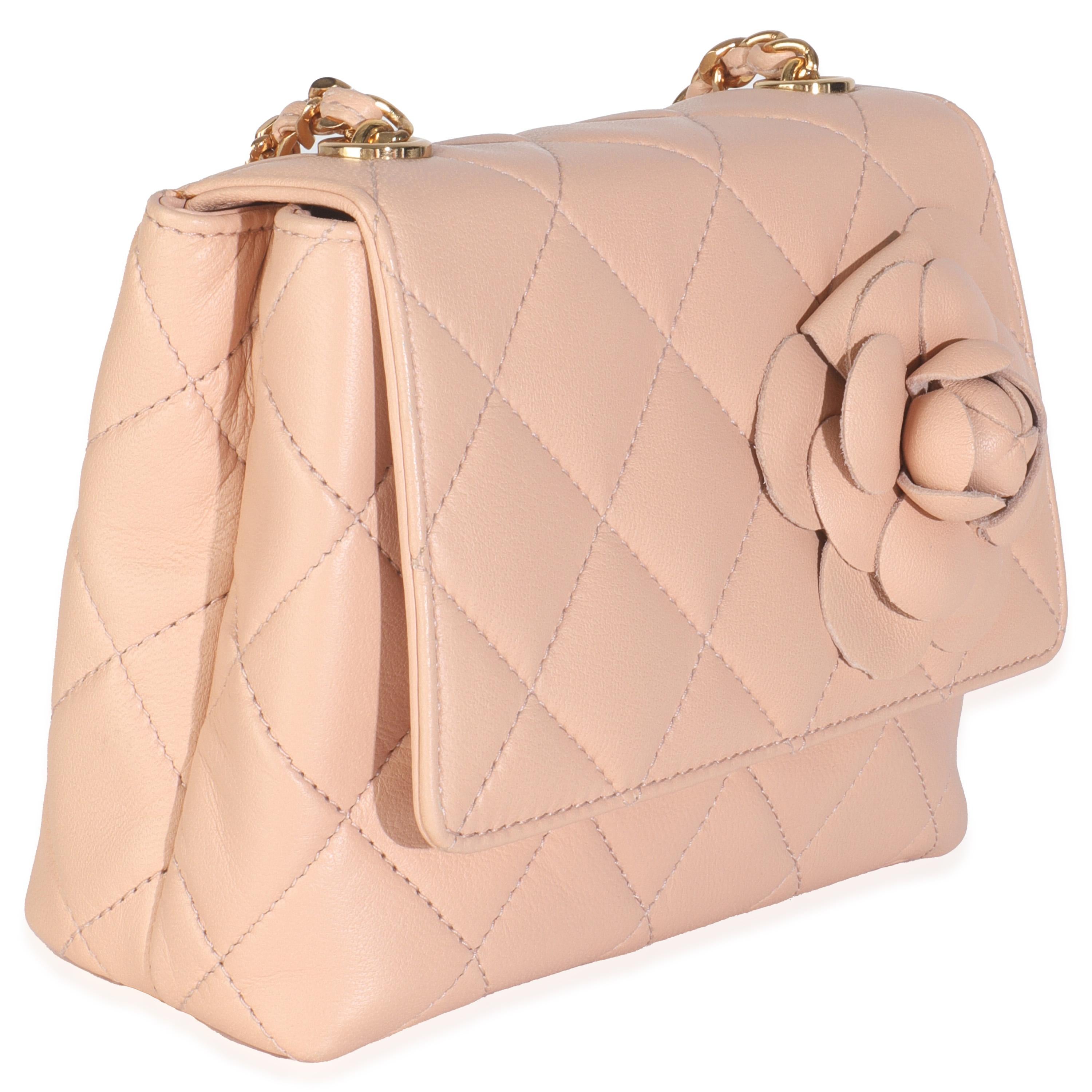 Auflistung Titel: Chanel Vintage Beige Gestepptes Lammfell Mini Camellia Flap Bag
SKU: 149190
Zustand: Gebraucht 
Beschreibung des Zustands: Die Überschlagtasche von Chanel ist ein zeitloser Klassiker, der nie aus der Mode kommt. Sie stammt aus dem