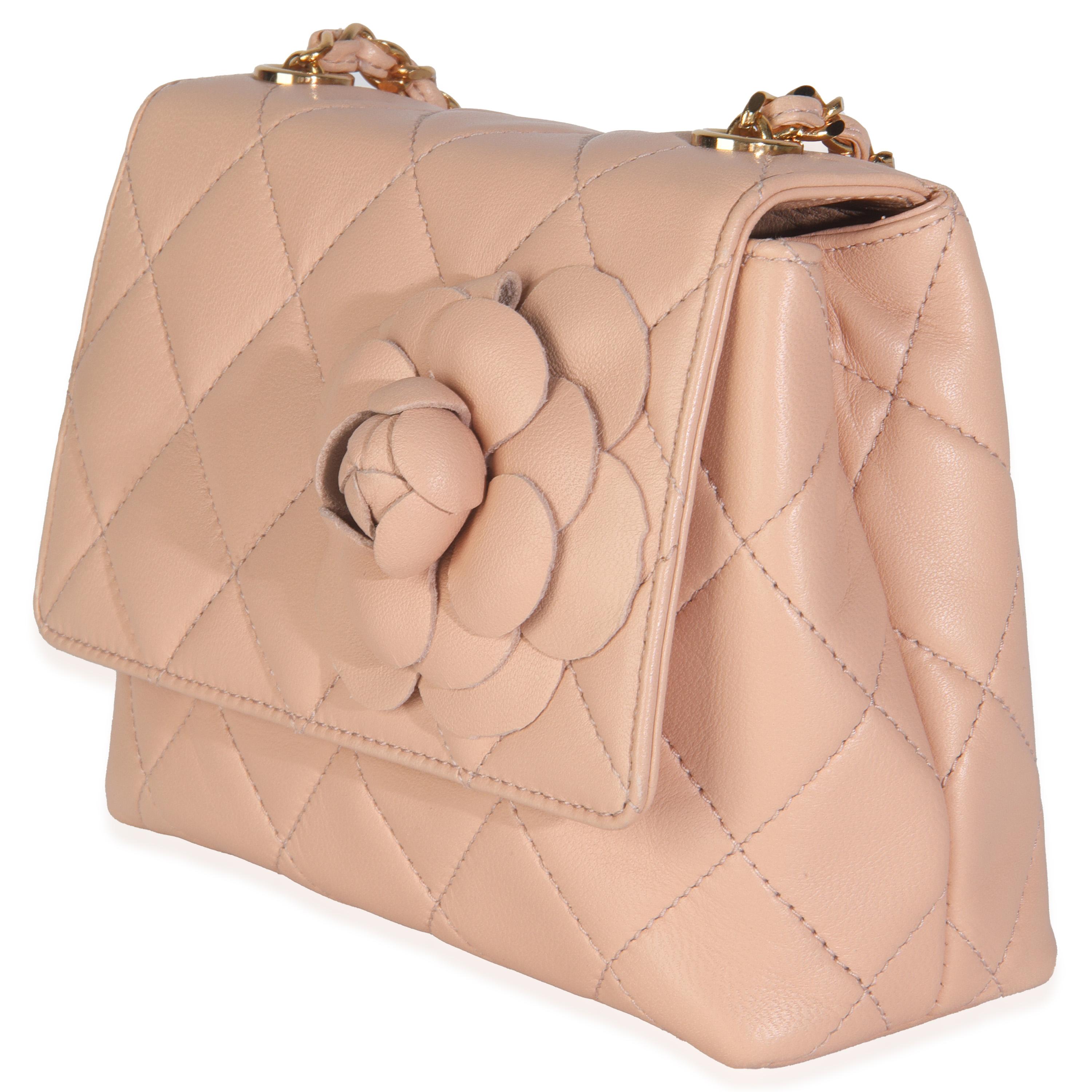 Chanel Vintage Beige Gestepptes Lammfell Mini Camellia Flap Bag im Zustand „Hervorragend“ im Angebot in New York, NY