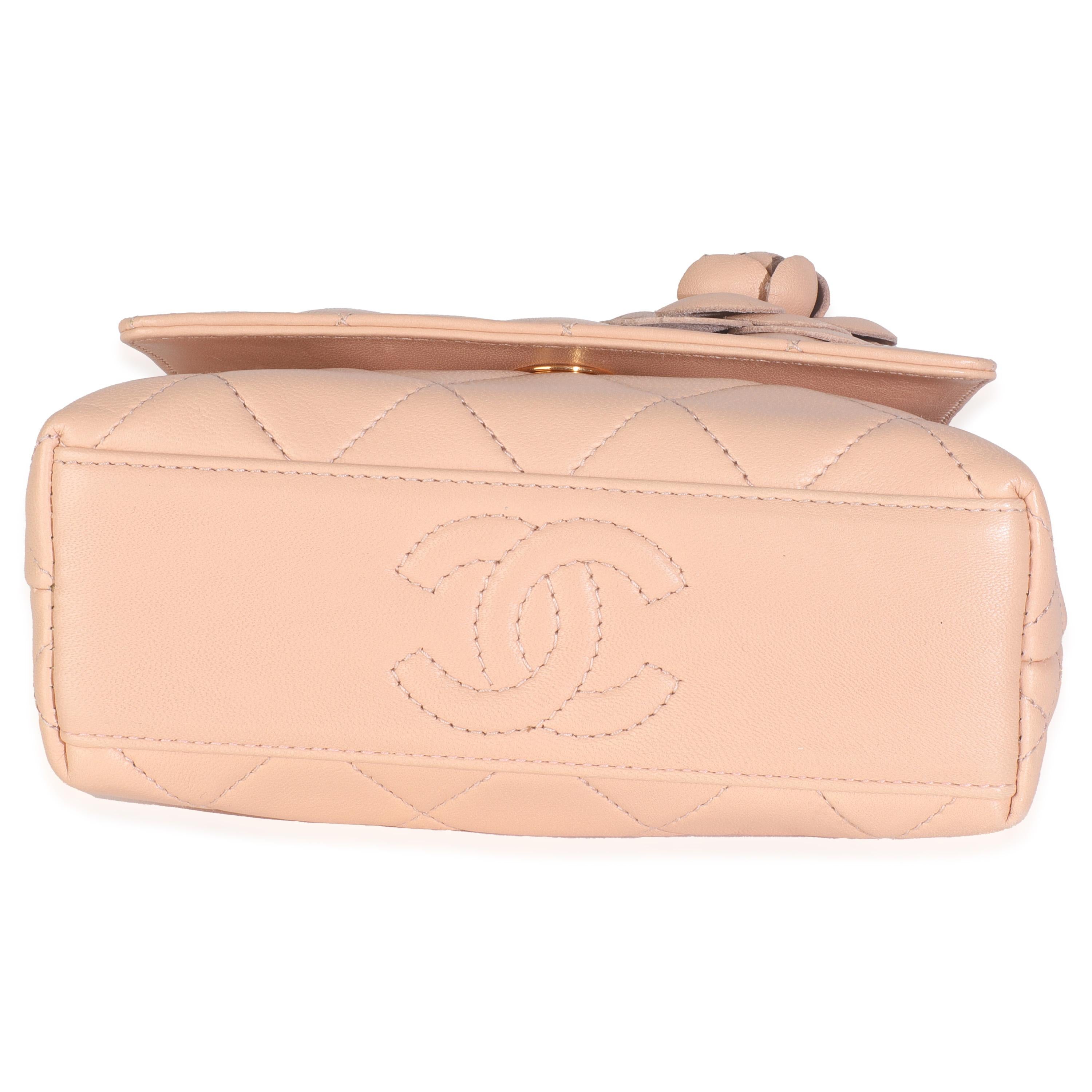 Chanel Vintage Beige Gestepptes Lammfell Mini Camellia Flap Bag Damen im Angebot