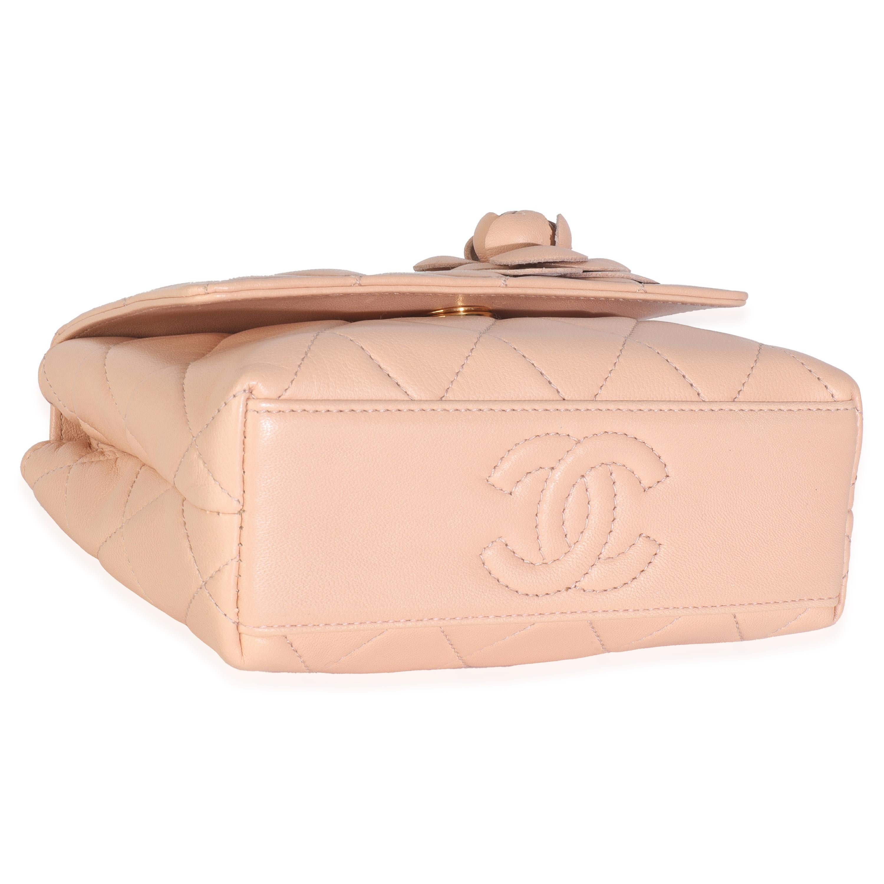 Chanel Vintage Beige Gestepptes Lammfell Mini Camellia Flap Bag im Angebot 1