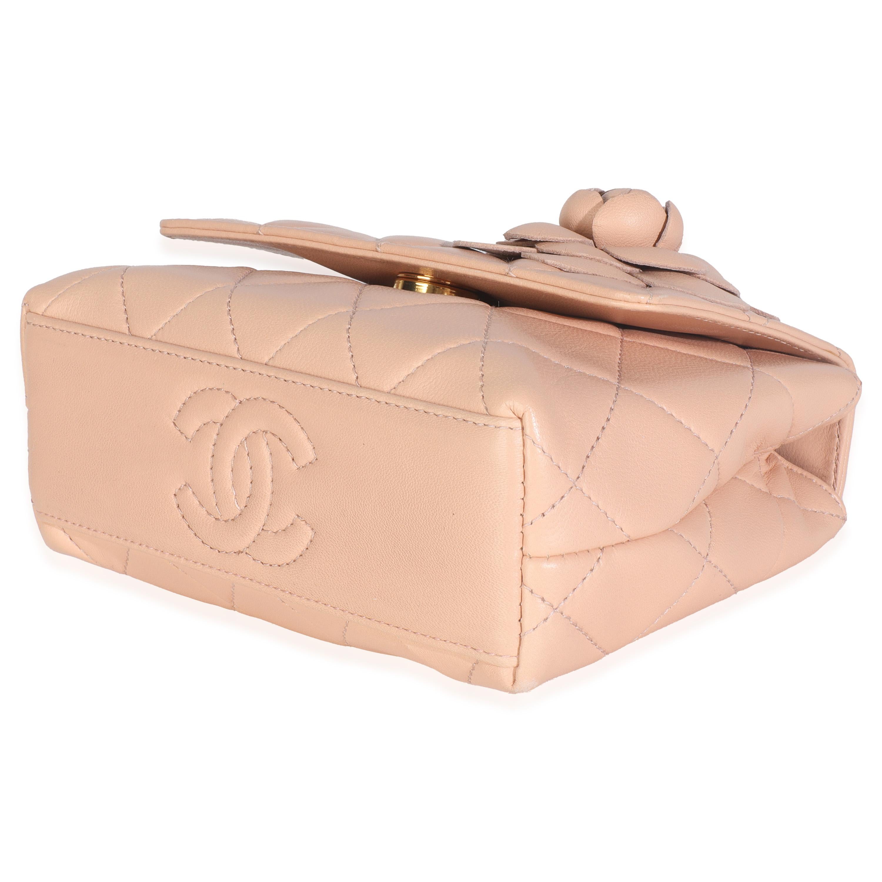 Chanel Vintage Beige Gestepptes Lammfell Mini Camellia Flap Bag im Angebot 2