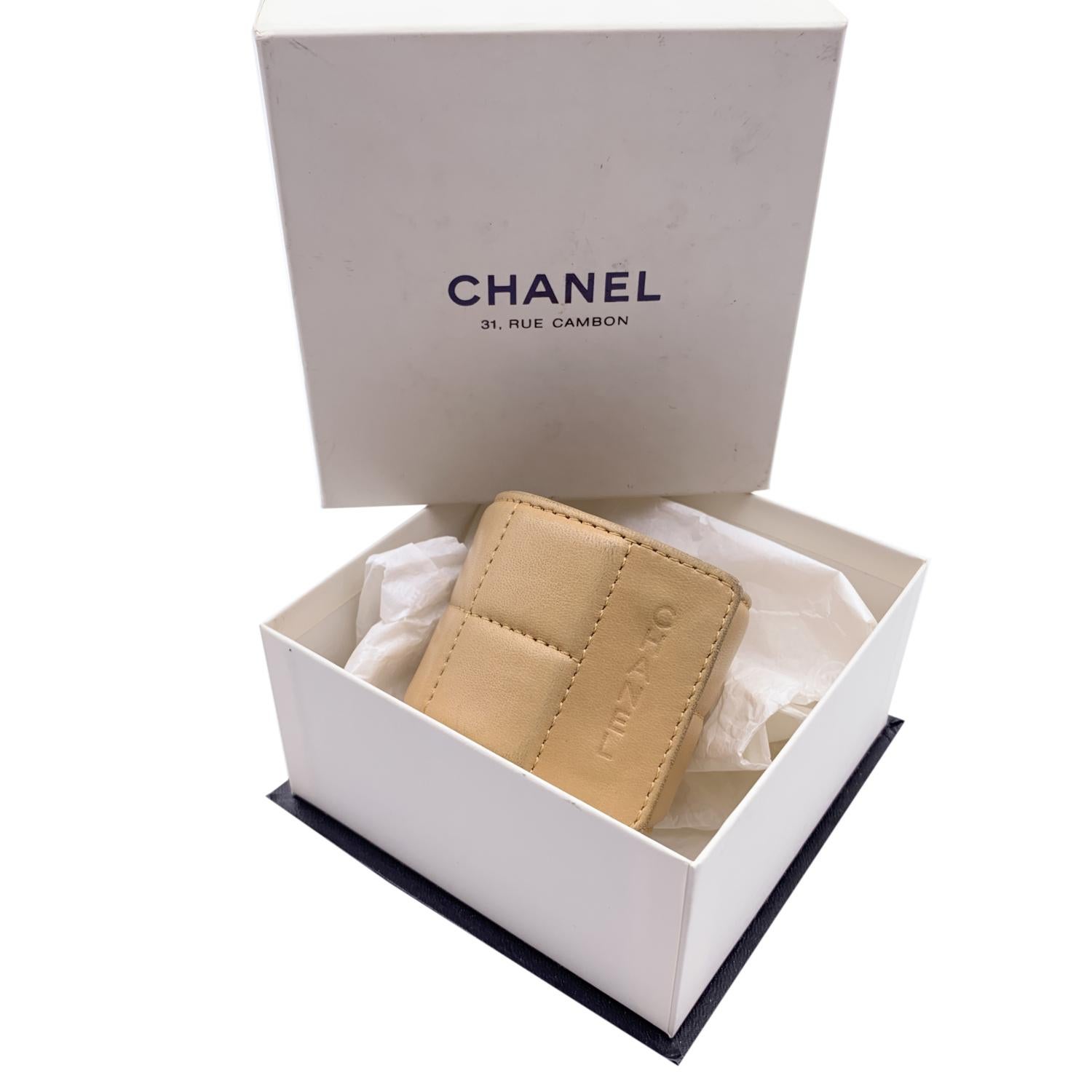 Vintage Beige leather wide bracelet from CHANEL. Square quilted leather. CHANEL signature engraved on leather. Button closure. 'CHANEL 00 CC A - Made in France' . Max lenght: 6 inches - 16.5 cm. Width: 2.25 inches - 5.6 cm

Condition

B - VERY