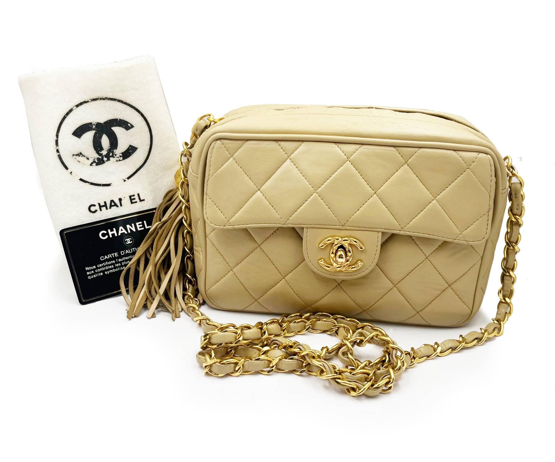 Chanel Vintage Beige Tassel Camera Small Cross Body Bag

* 270XXXX
* Made in France
* Comes with the control number card and dustbag

-It is approximately 7.5″ x 5″ x 3″.
-The drop of the chain is 20″.
-Corners are good.
-The leather of the zipper