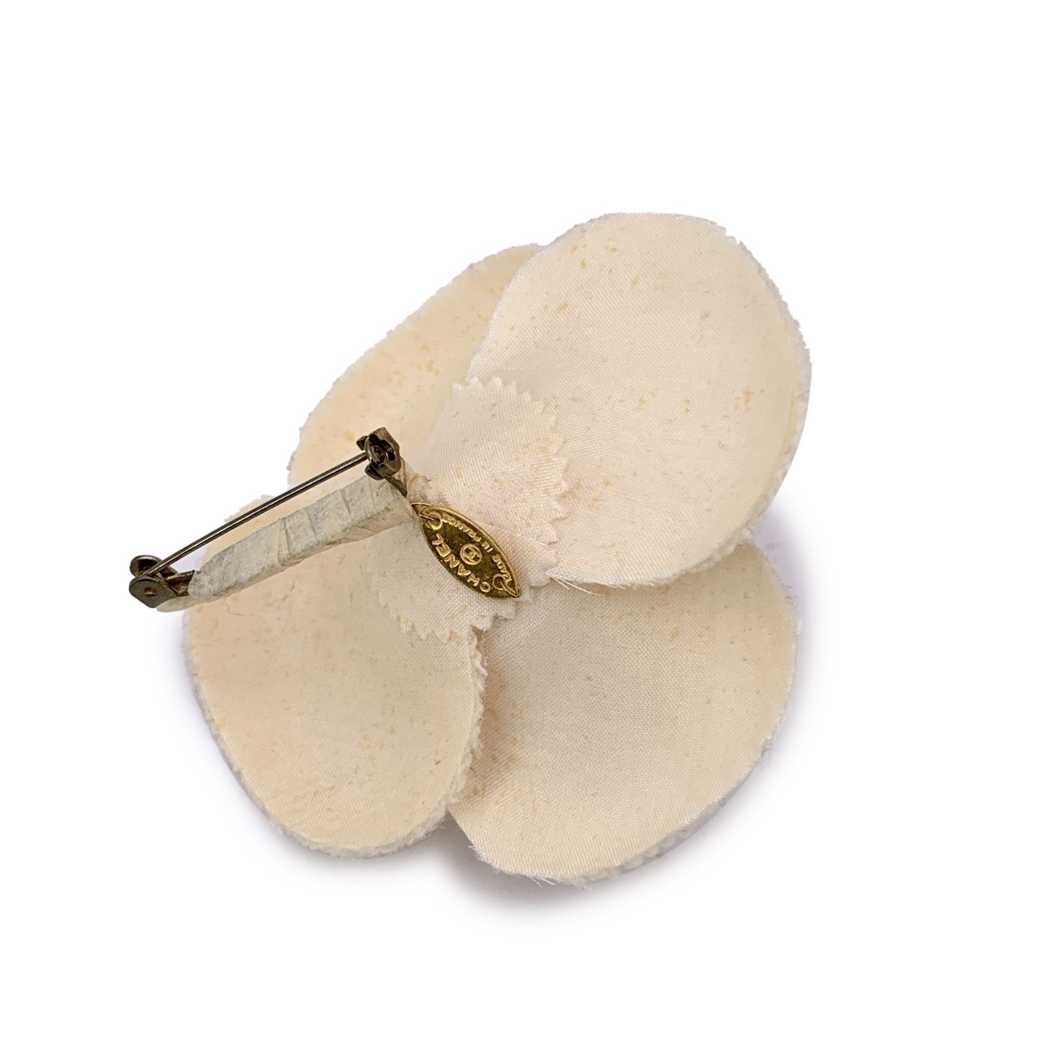 Chanel Vintage Beige Tweed Flower Brooch Pin Camelia Camellia In Excellent Condition In Rome, Rome