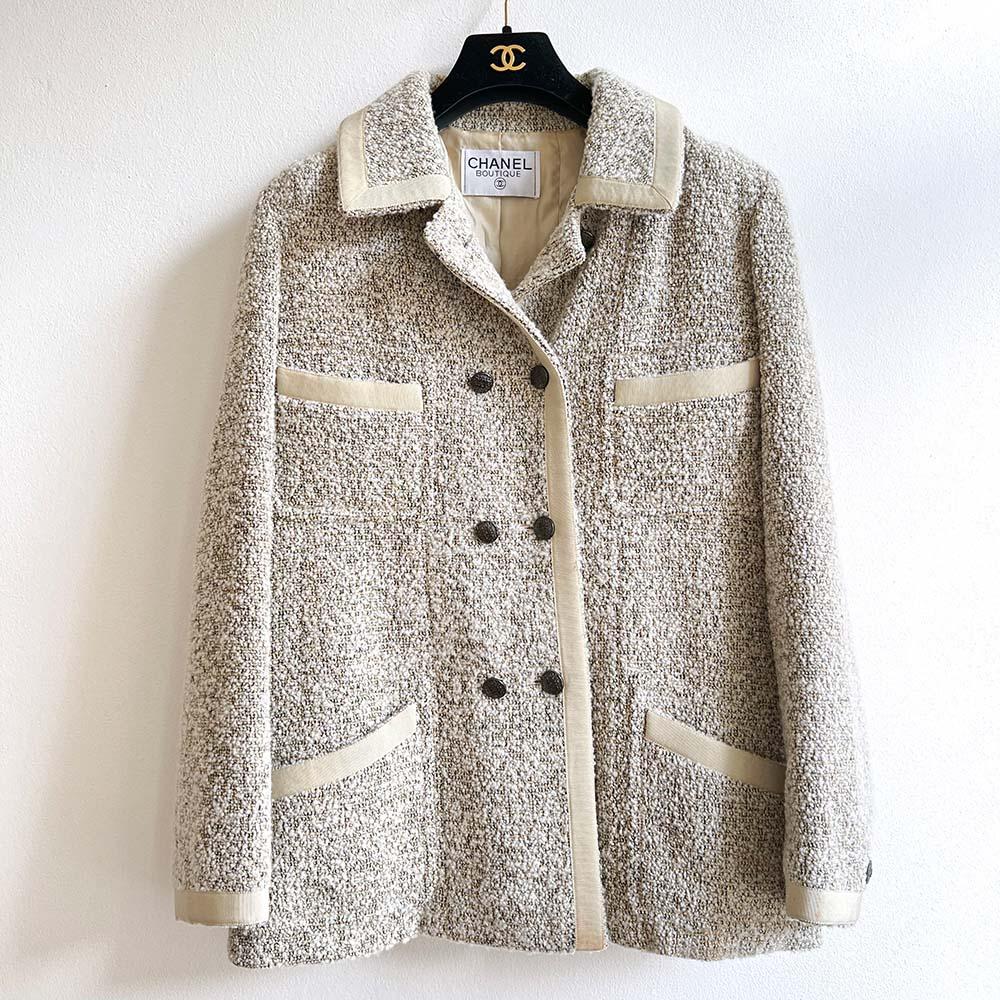 Chanel vintage beige tweed jacket, made in France, 1990s.

Date of manufacture: 1990s
Origin: France
Material: cotton, wool, silk
Size: french size 40
Condition: in very good condition and very clean

We guarantee the authenticity and quality of all