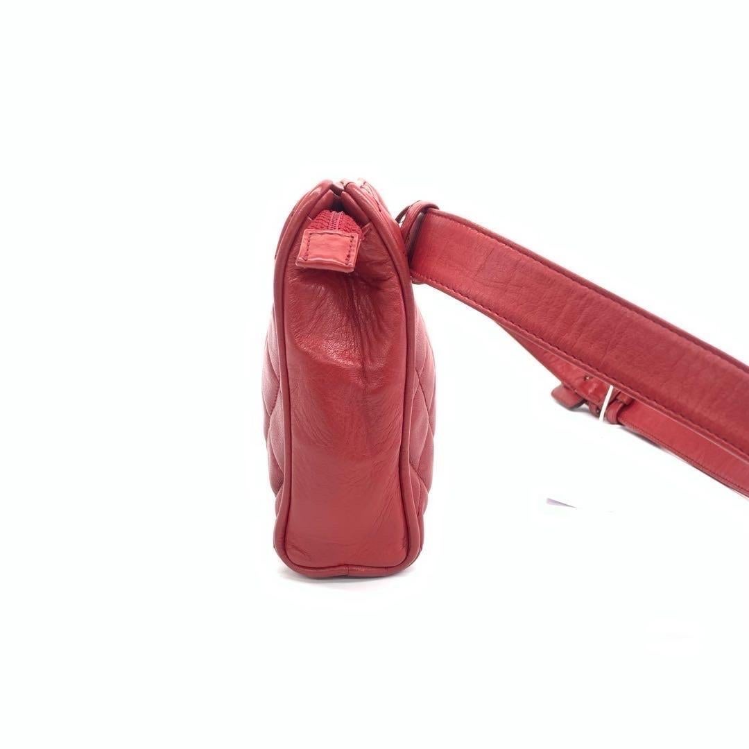 Chanel Vintage Belt Bag Mini Red Lambskin Leather Gold-tone Hardware im Zustand „Gut“ im Angebot in AUBERVILLIERS, FR