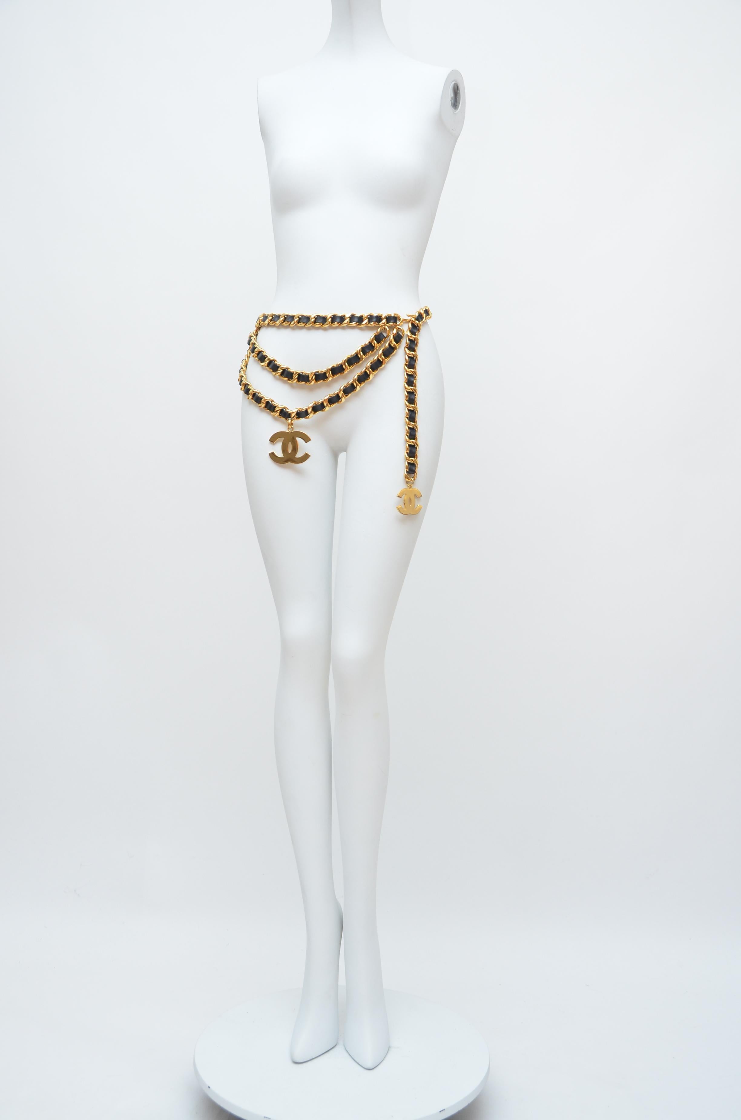 Chanel double  chain vintage belt with 2 CC charms
One charm in the front is larger size than one on the side.
Very hard to find this style and this kind of excellent vintage condition.
Excellent vintage condition

About approximate measurement