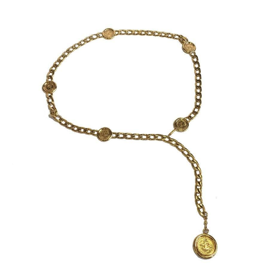 Chanel vintage belt in gilded metal chain and gold medals. Hook clasp.

Fall-Winter 1993 collection.

Dimensions: total length: 97 cm. Can be worn up to 90 cm

Will be delivered in a new, non-original dust bag