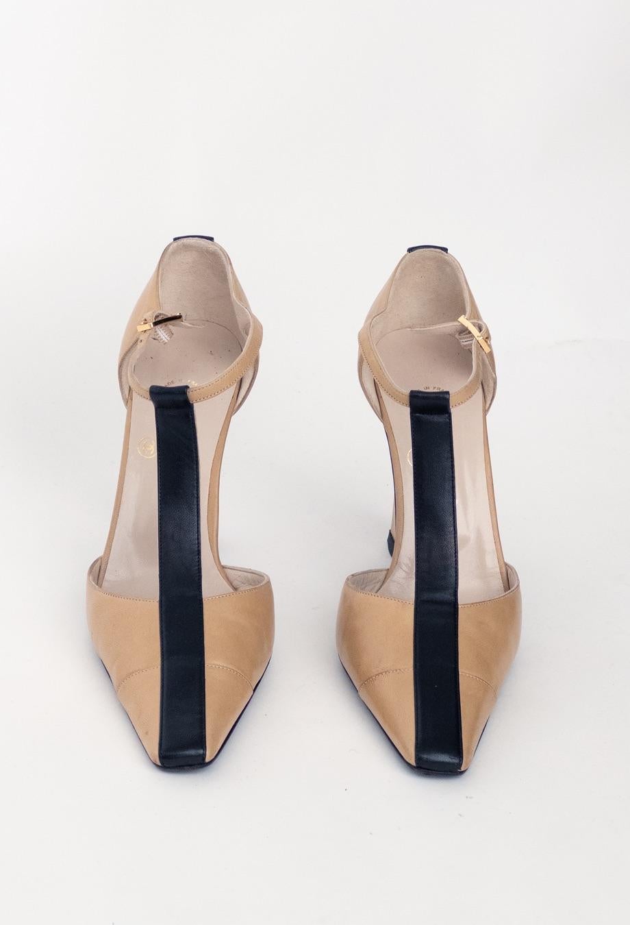 prémode presents our Chanel Vintage Bi Colour Two Tone Heels. They have a classic two tone colouring with a 90s twist. This hard to find style features architectural heel and a pointed toe. 

Condition
Good vintage condition. Wear on outer soles and