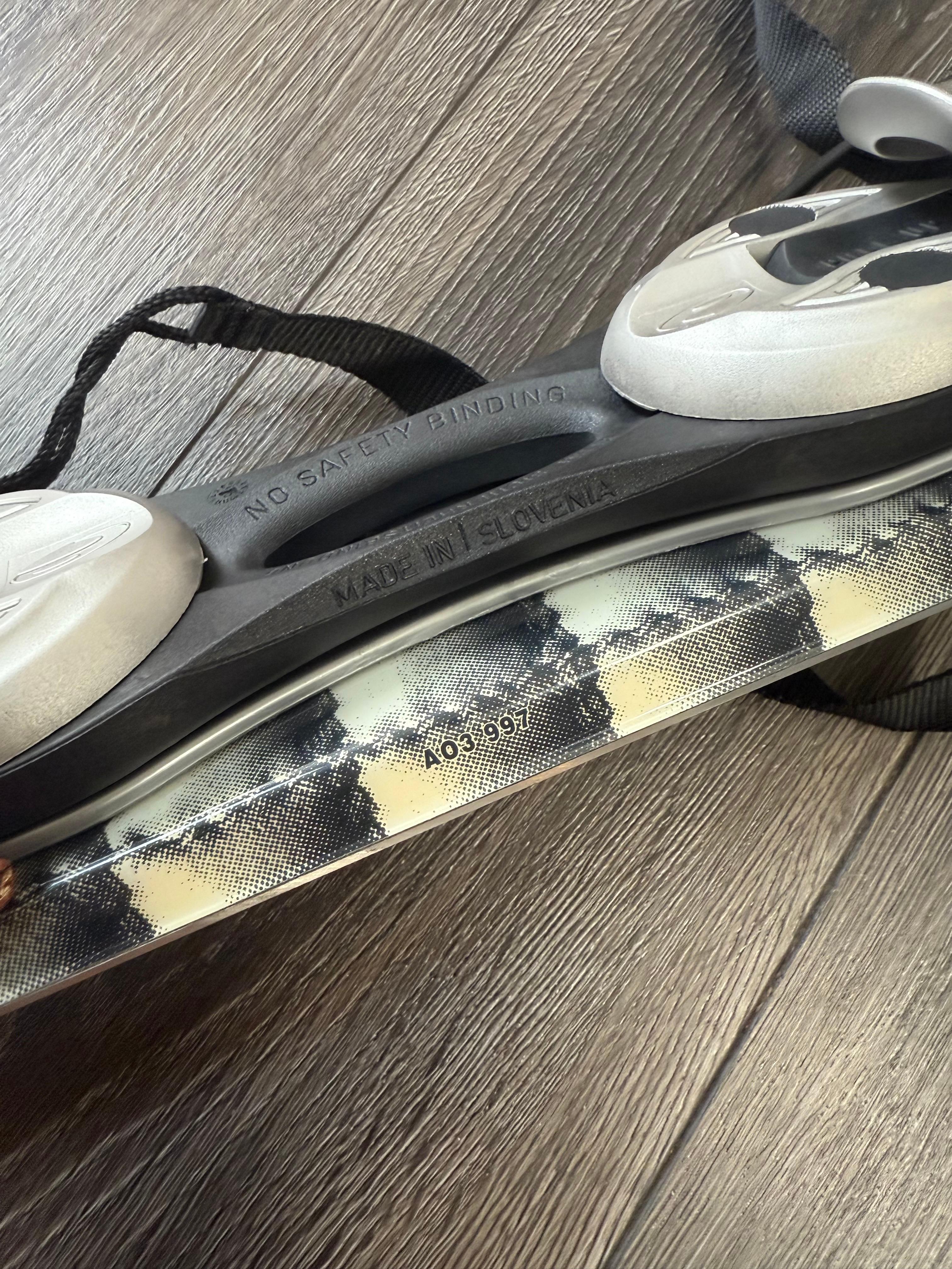 Chanel Vintage Black and White Coco Neige Skis In Good Condition For Sale In Bellevue, WA