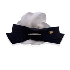Chanel Vintage Schwarze und weiße Seidenbrosche mit Schleife Kamelie Camelia