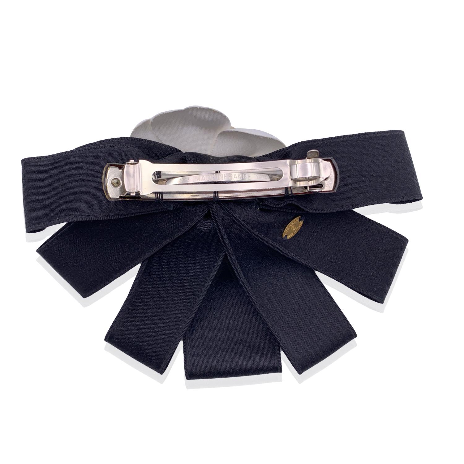 Lovely vintage Chanel barrette hair clip. White silk Camellia flower with black silk bow.
'Made in France' engraved on the back of the clip. 'Chanel CC Made in France' oval tab on the back. Width: 6.5 inches - 16.5 cm


Details

MATERIAL: