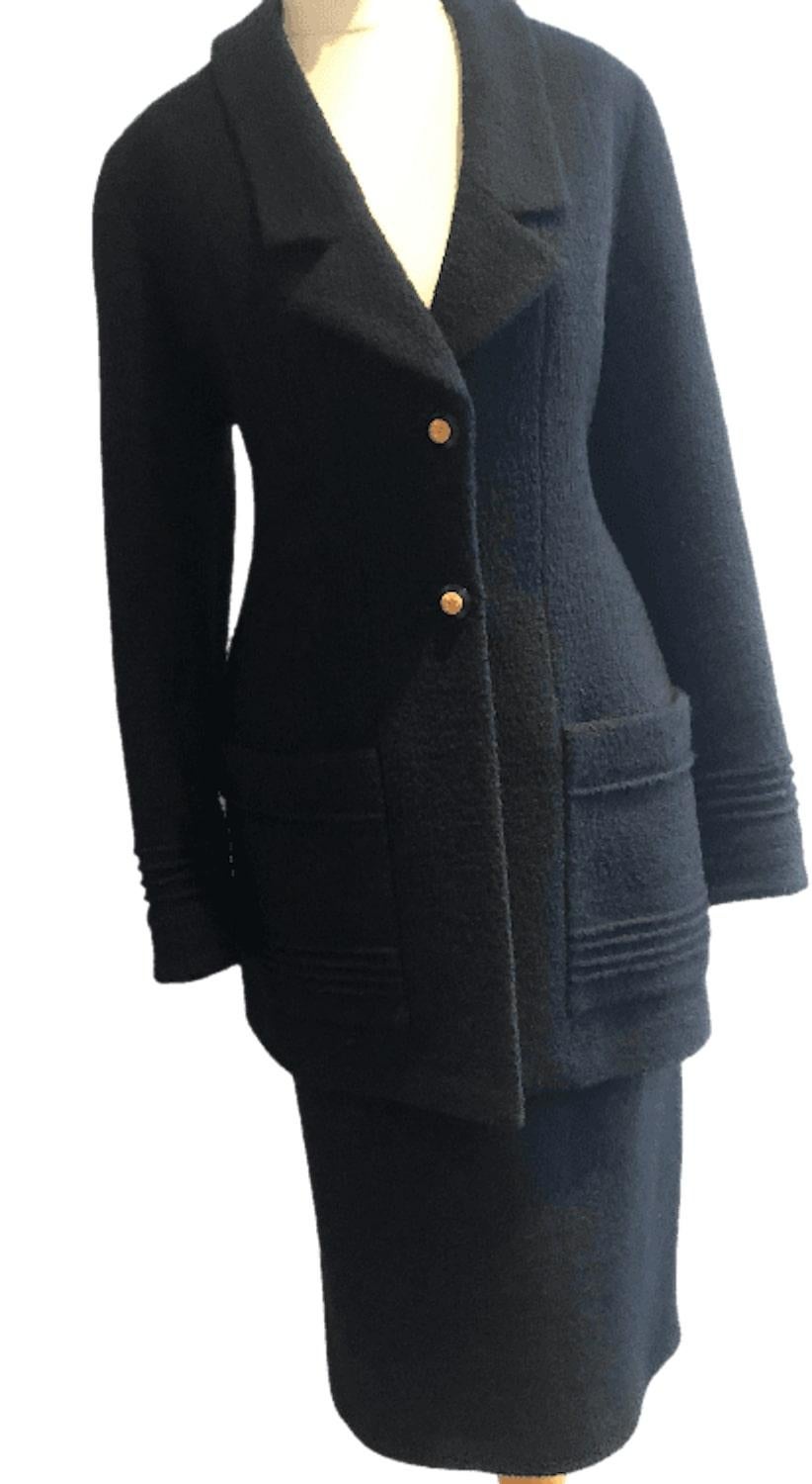 CHANEL Vintage Schwarz Bouclé Wolle CC Logo Knöpfe Jacke Anzug 1993 für Damen oder Herren im Angebot