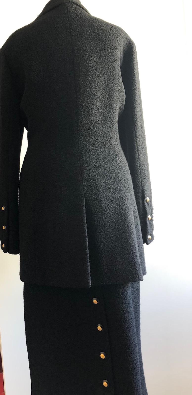 CHANEL Vintage Schwarz Bouclé Wolle CC Logo Knöpfe Jacke Anzug 1993 im Angebot 1