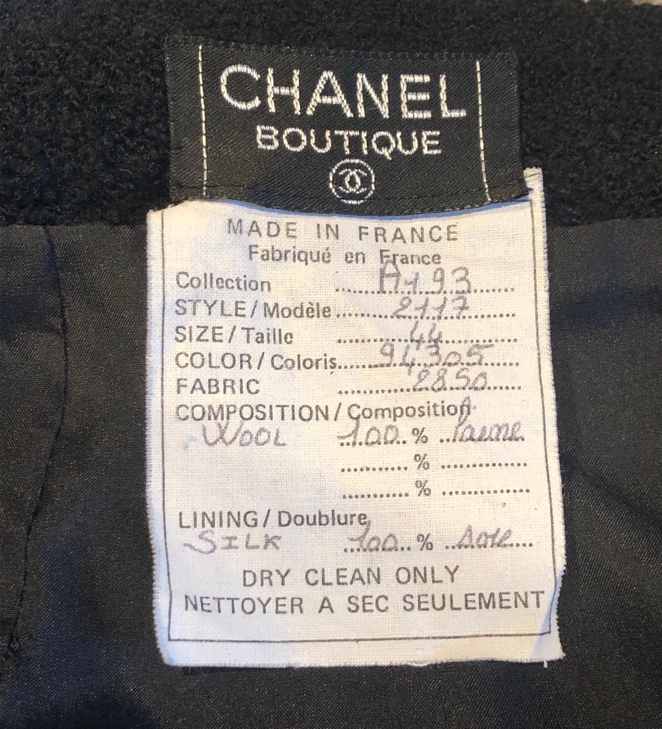 CHANEL Vintage Schwarz Bouclé Wolle CC Logo Knöpfe Jacke Anzug 1993 im Angebot 6