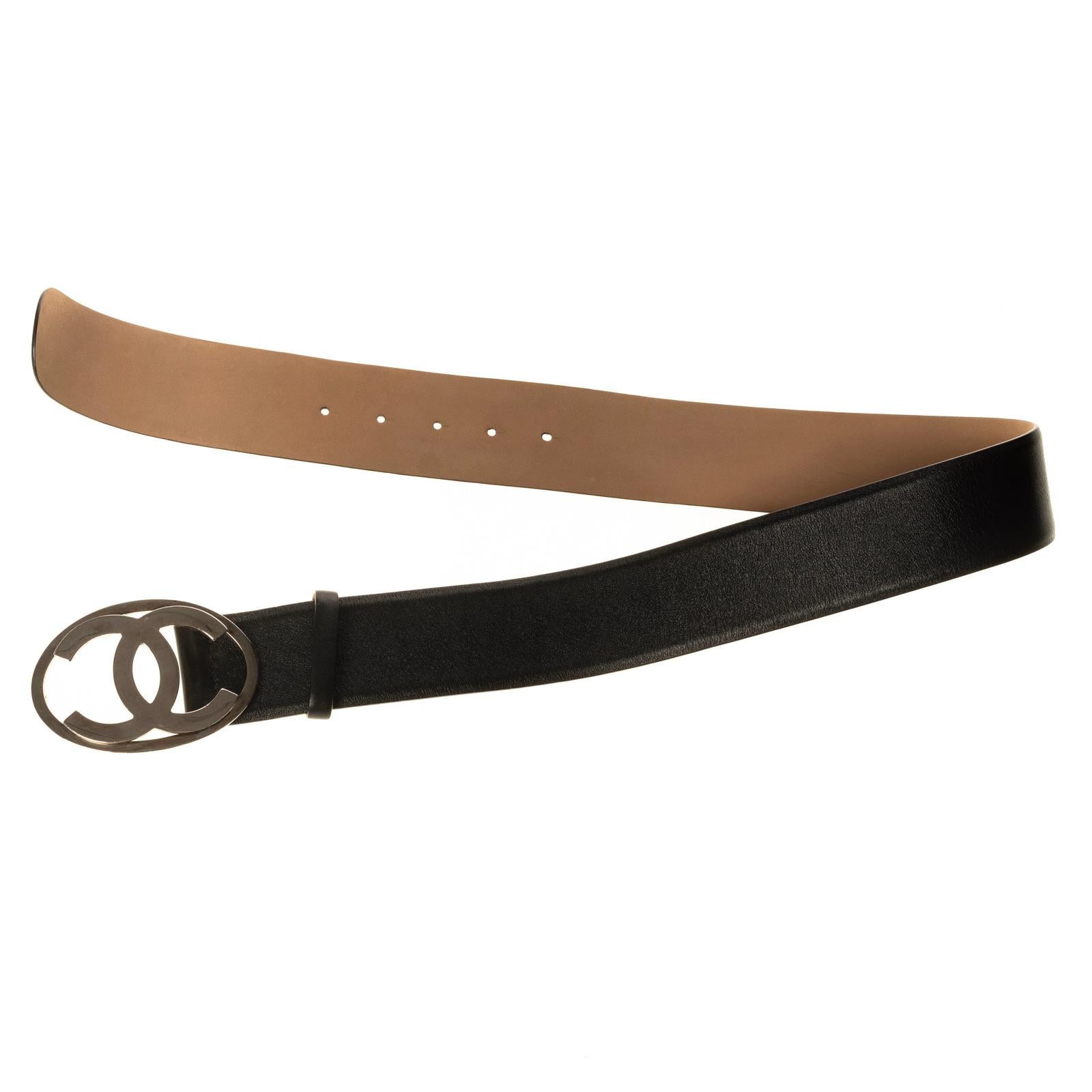 This belt is made with black calfskin leather and features the iconic CC logo on the buckle. Fall-Winter Collection 2006.

COLOR: Black
MATERIAL: Calfskin leather
ITEM CODE: B12
MEASURES: L 36” x W 1.75”
SIZE: 75 cm / 30 inch
COMES WITH: Dust bag