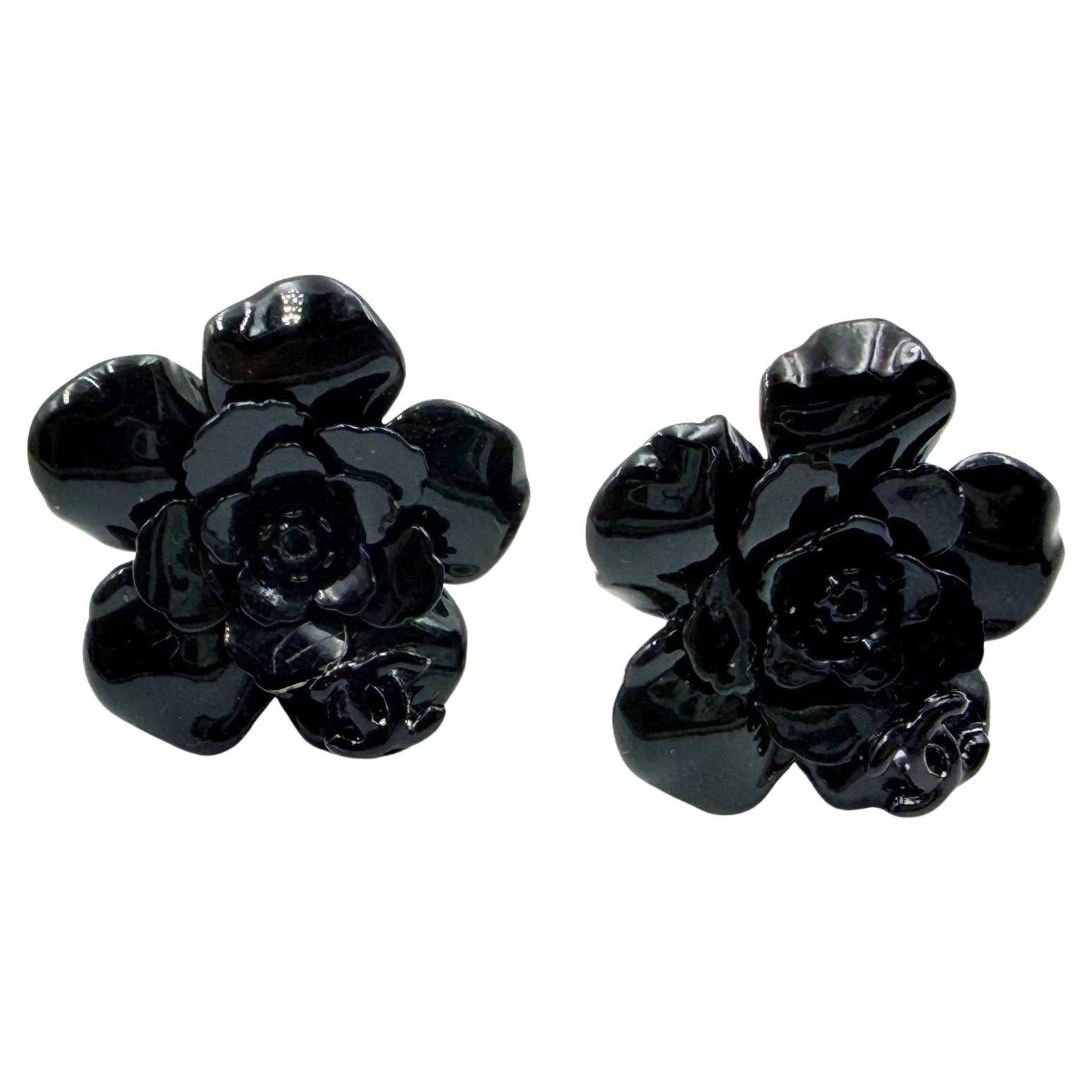 Chanel Vintage Black Camellia Flower Clip on Earrings im Angebot