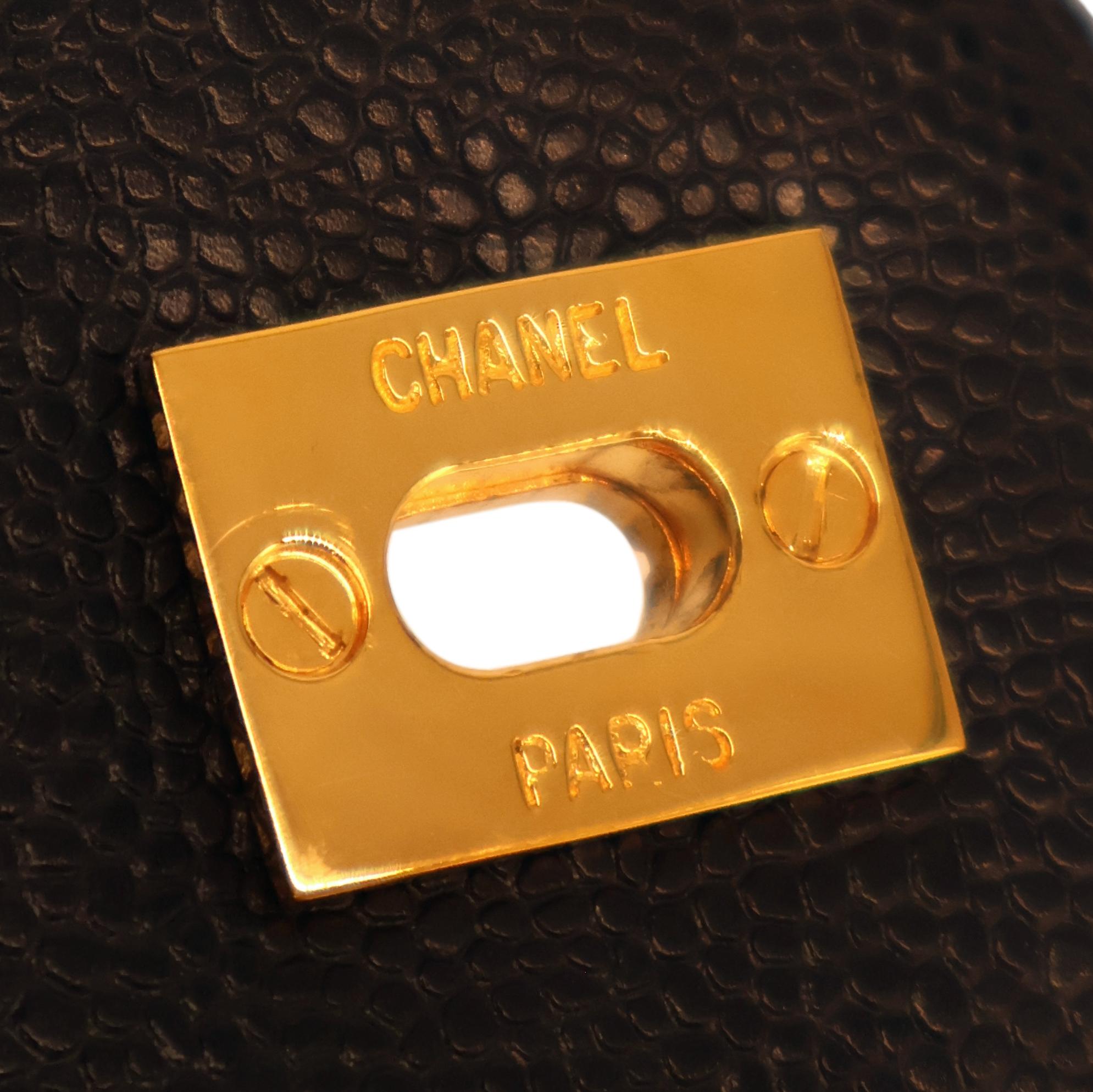 Sac à bandoulière Vanity Case en cuir noir caviar vintage de Chanel, 1994 - 1996. en vente 5