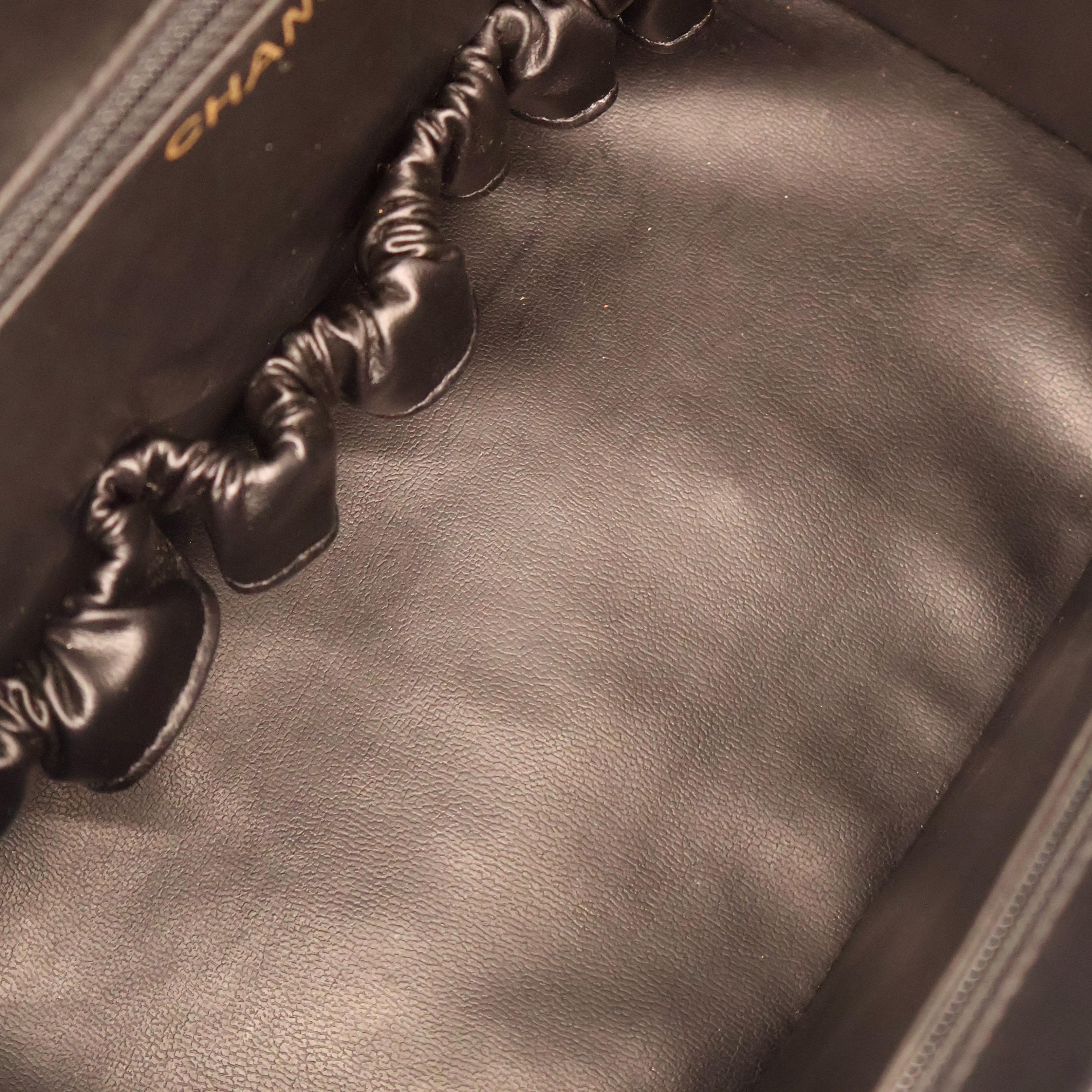 Sac à bandoulière Vanity Case en cuir noir caviar vintage de Chanel, 1994 - 1996. en vente 6