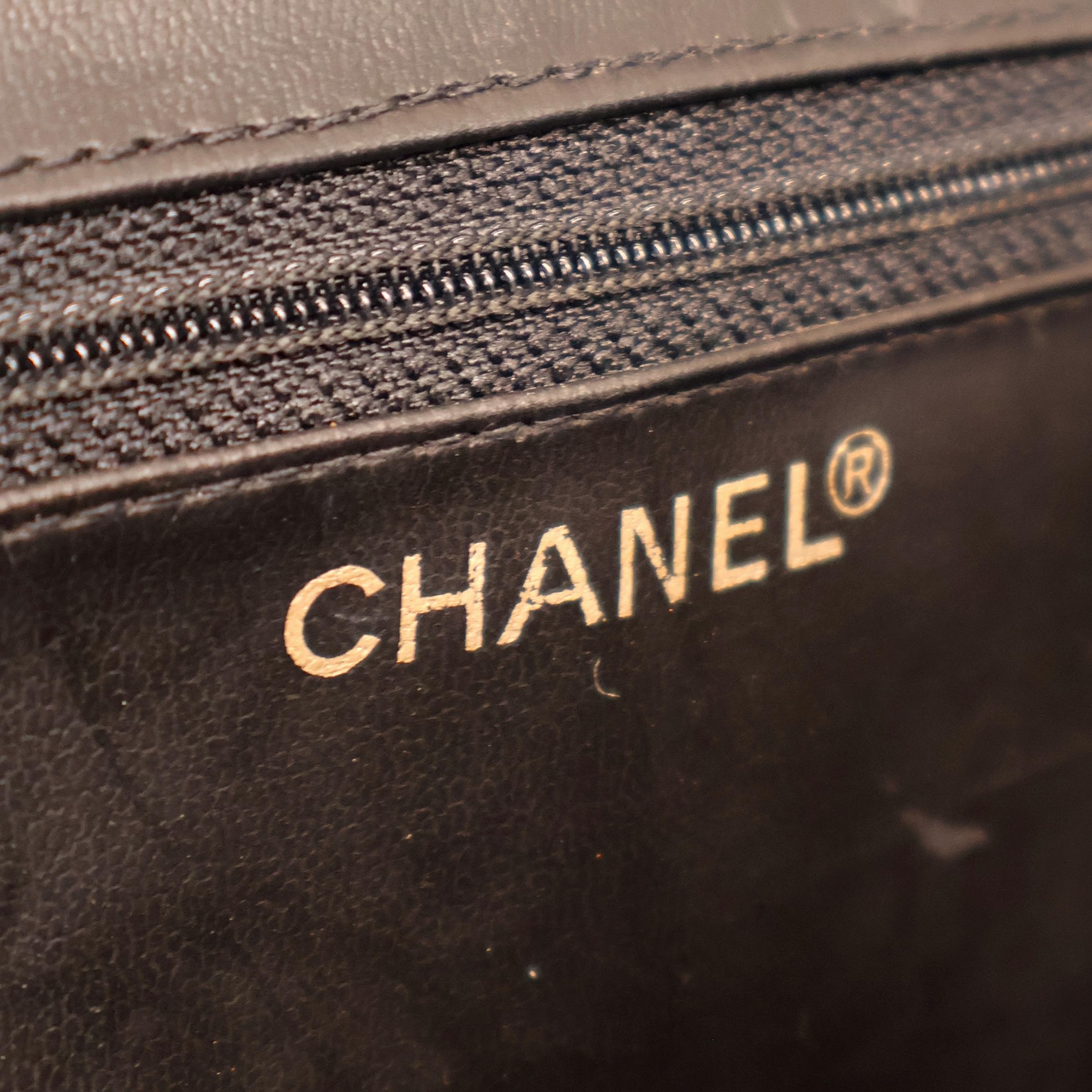 Sac à bandoulière Vanity Case en cuir noir caviar vintage de Chanel, 1994 - 1996. en vente 7