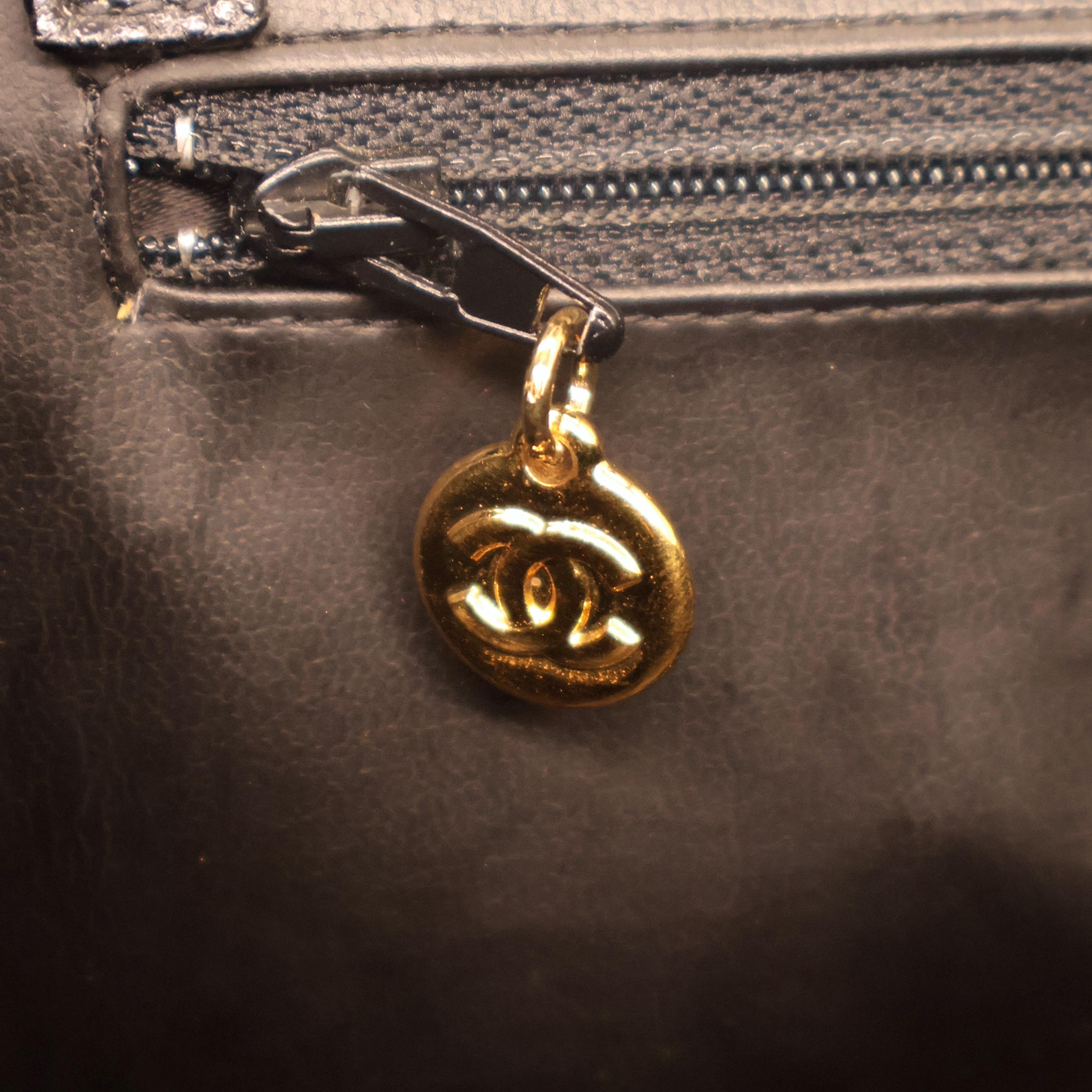 Sac à bandoulière Vanity Case en cuir noir caviar vintage de Chanel, 1994 - 1996. en vente 8