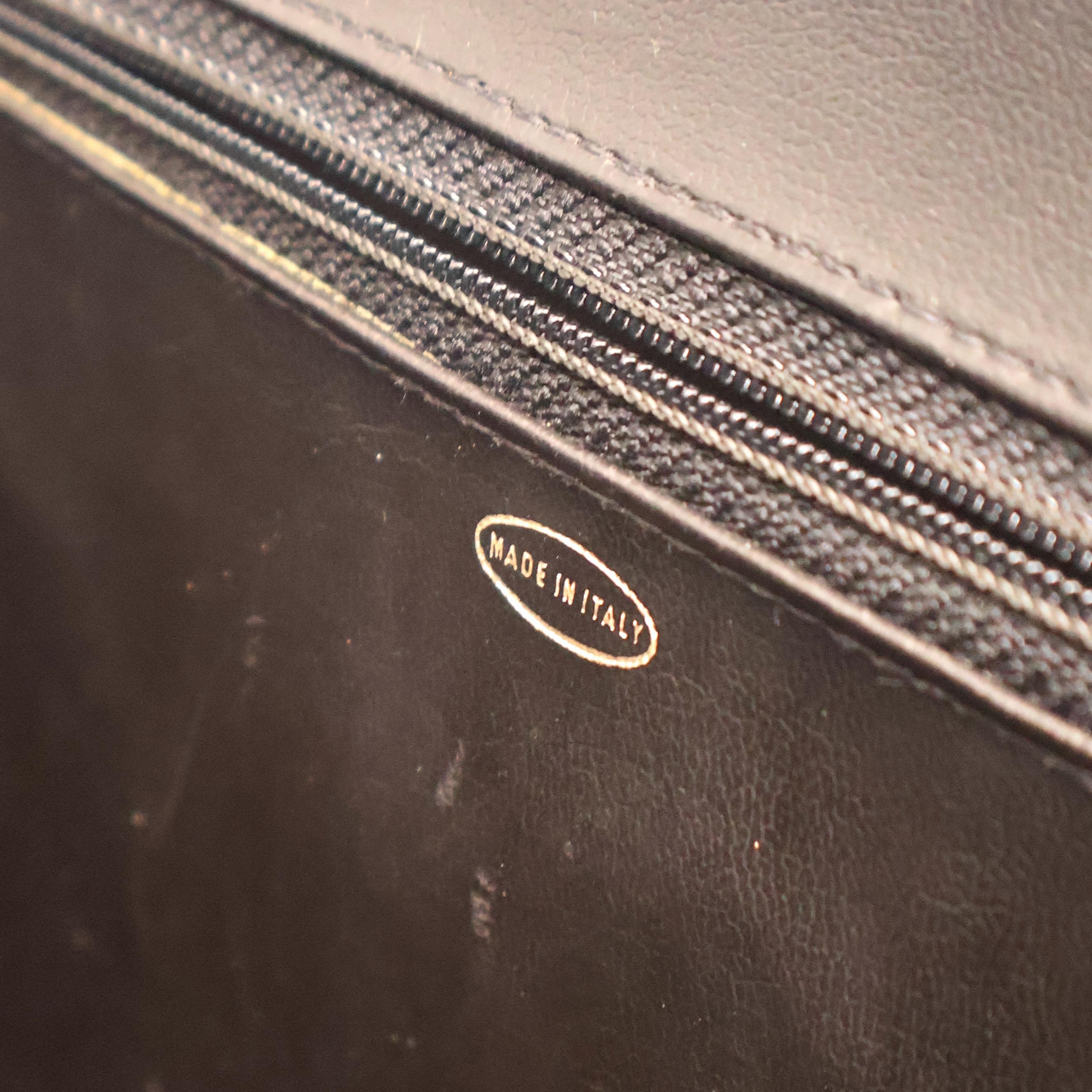 Sac à bandoulière Vanity Case en cuir noir caviar vintage de Chanel, 1994 - 1996. en vente 9