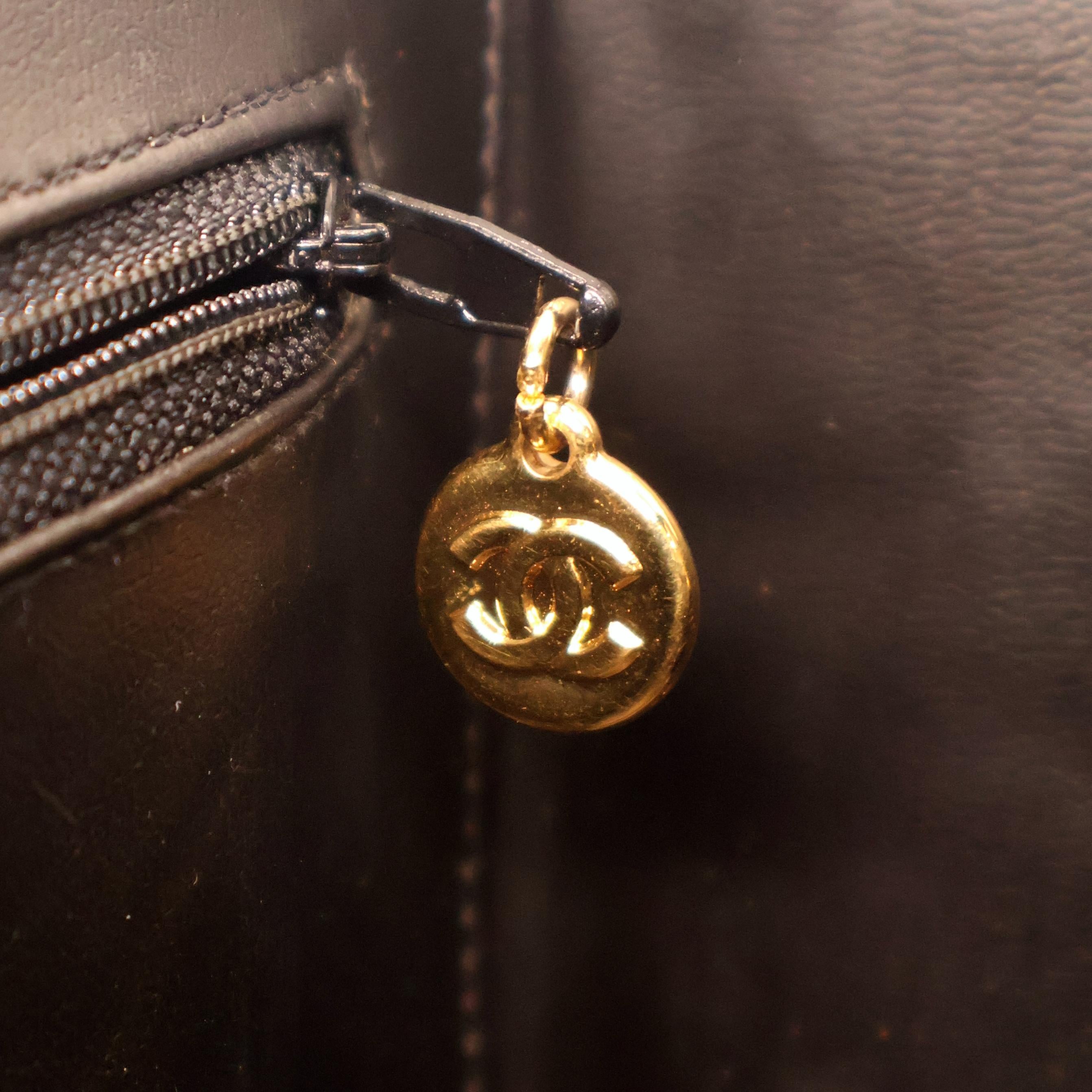Sac à bandoulière Vanity Case en cuir noir caviar vintage de Chanel, 1994 - 1996. en vente 10