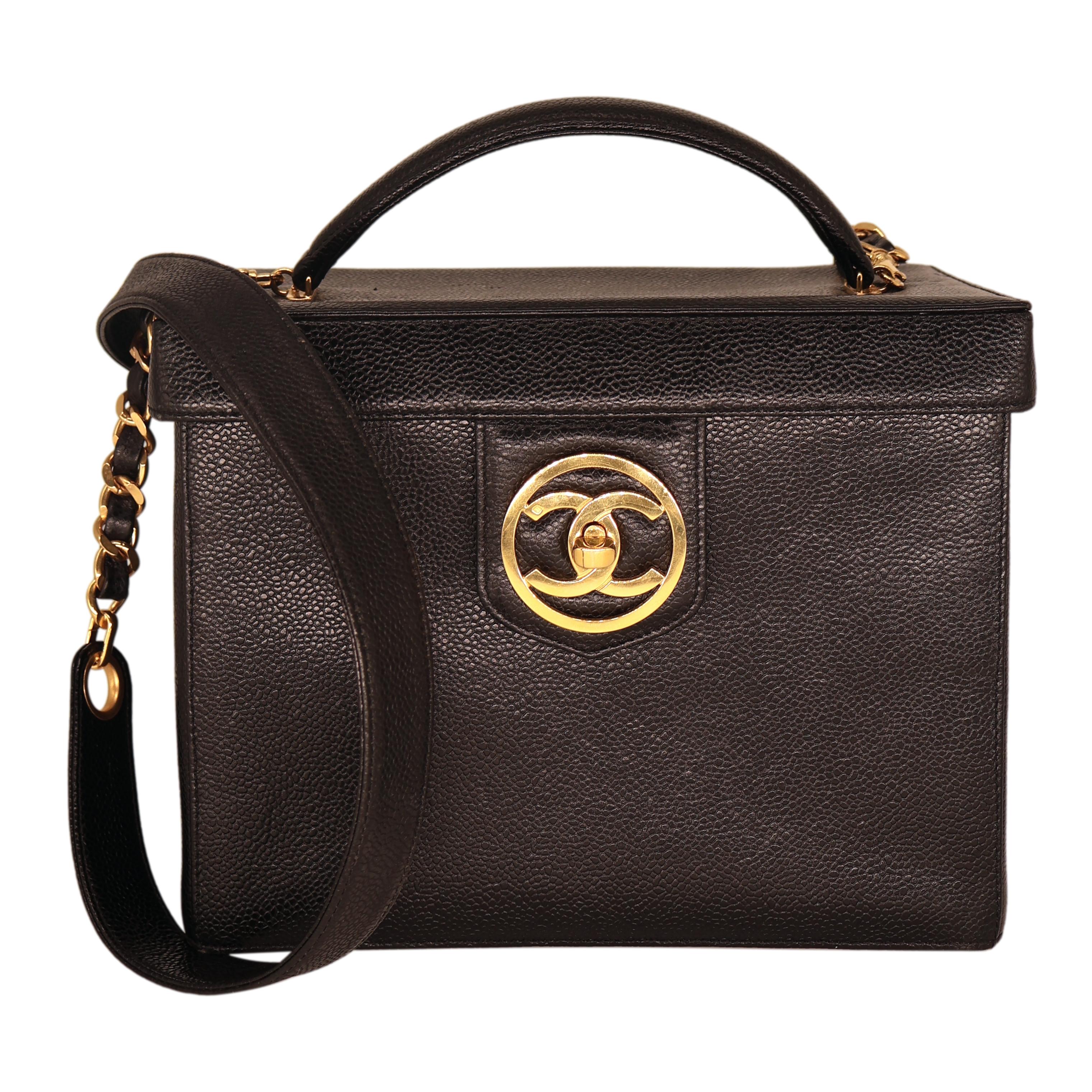 Sac à bandoulière Vanity Case en cuir noir caviar vintage de Chanel, 1994 - 1996. Le logo Chanel, sans doute le plus connu au monde, est l'emblème du style et de la dignité chic avec ses C.C. opposés et imbriqués, dessinés par l'homonyme et