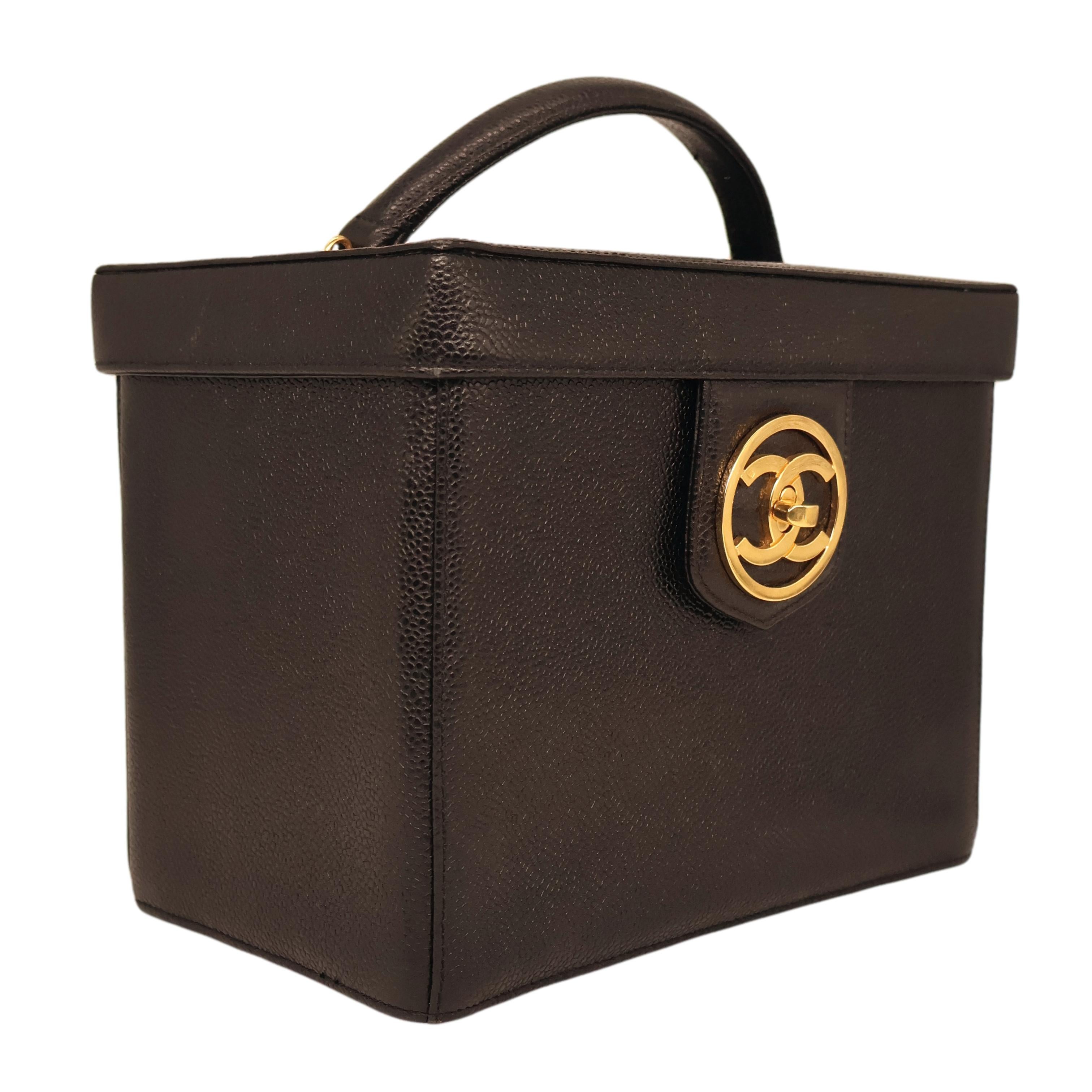 Noir Sac à bandoulière Vanity Case en cuir noir caviar vintage de Chanel, 1994 - 1996. en vente