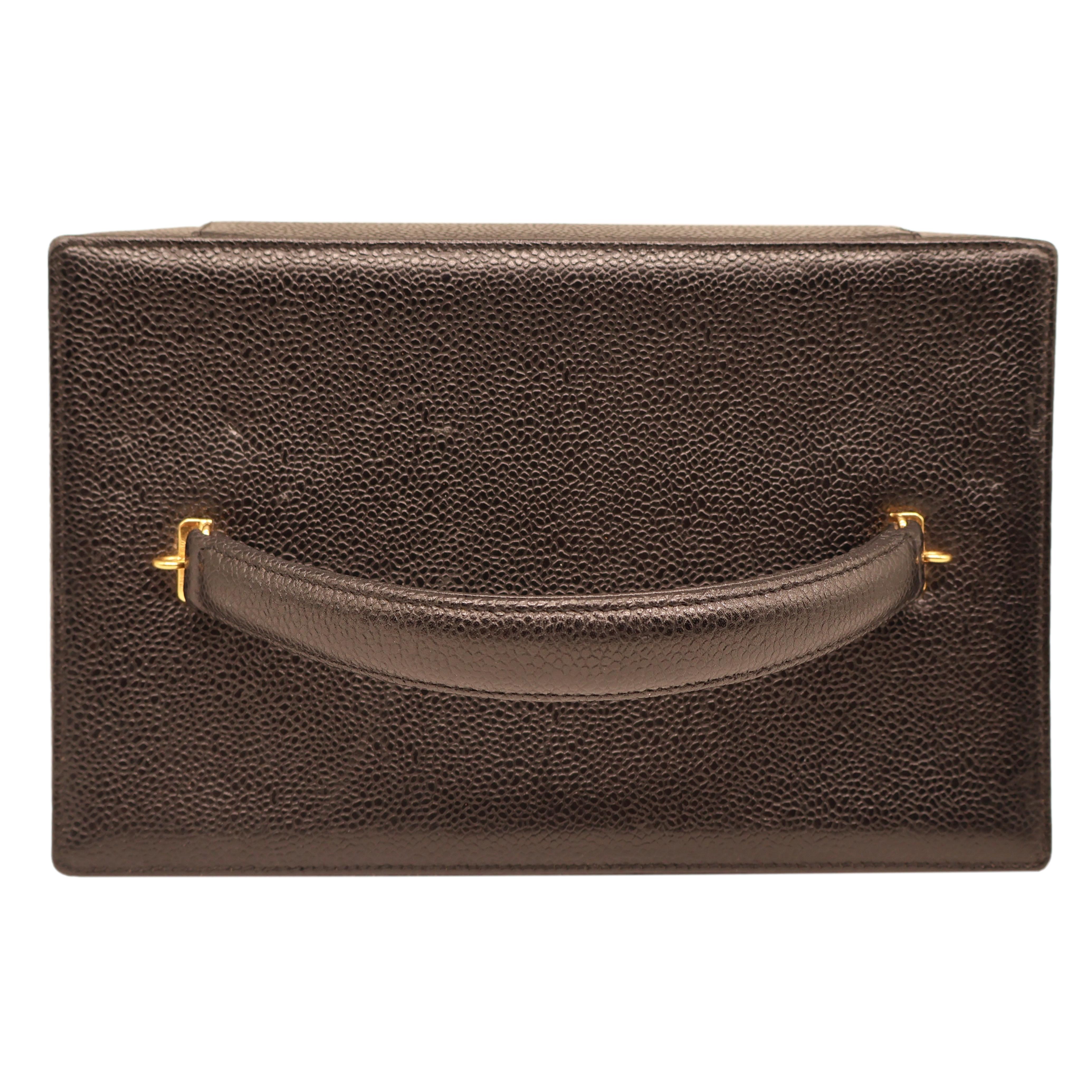 Sac à bandoulière Vanity Case en cuir noir caviar vintage de Chanel, 1994 - 1996. en vente 1