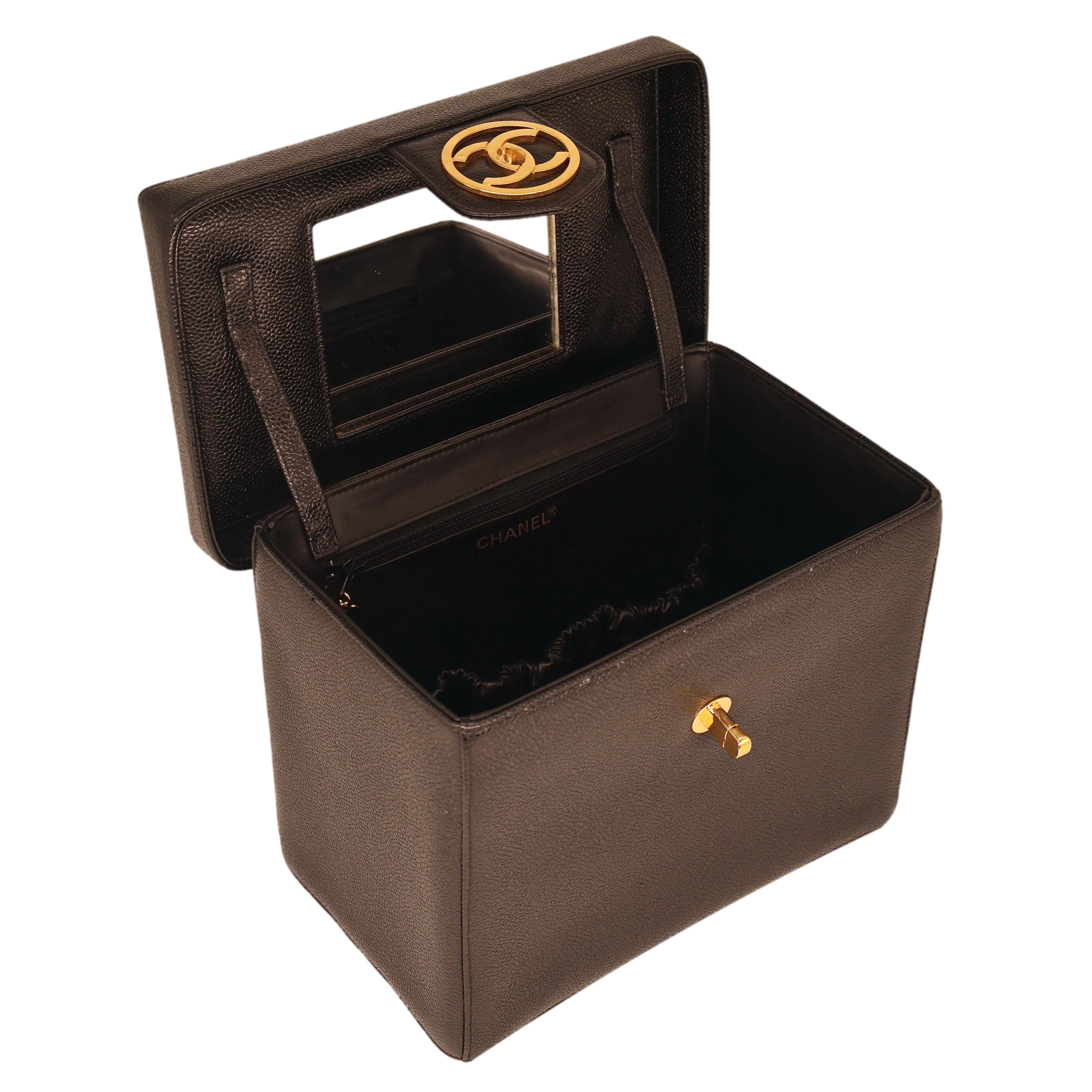 Sac à bandoulière Vanity Case en cuir noir caviar vintage de Chanel, 1994 - 1996. en vente 3