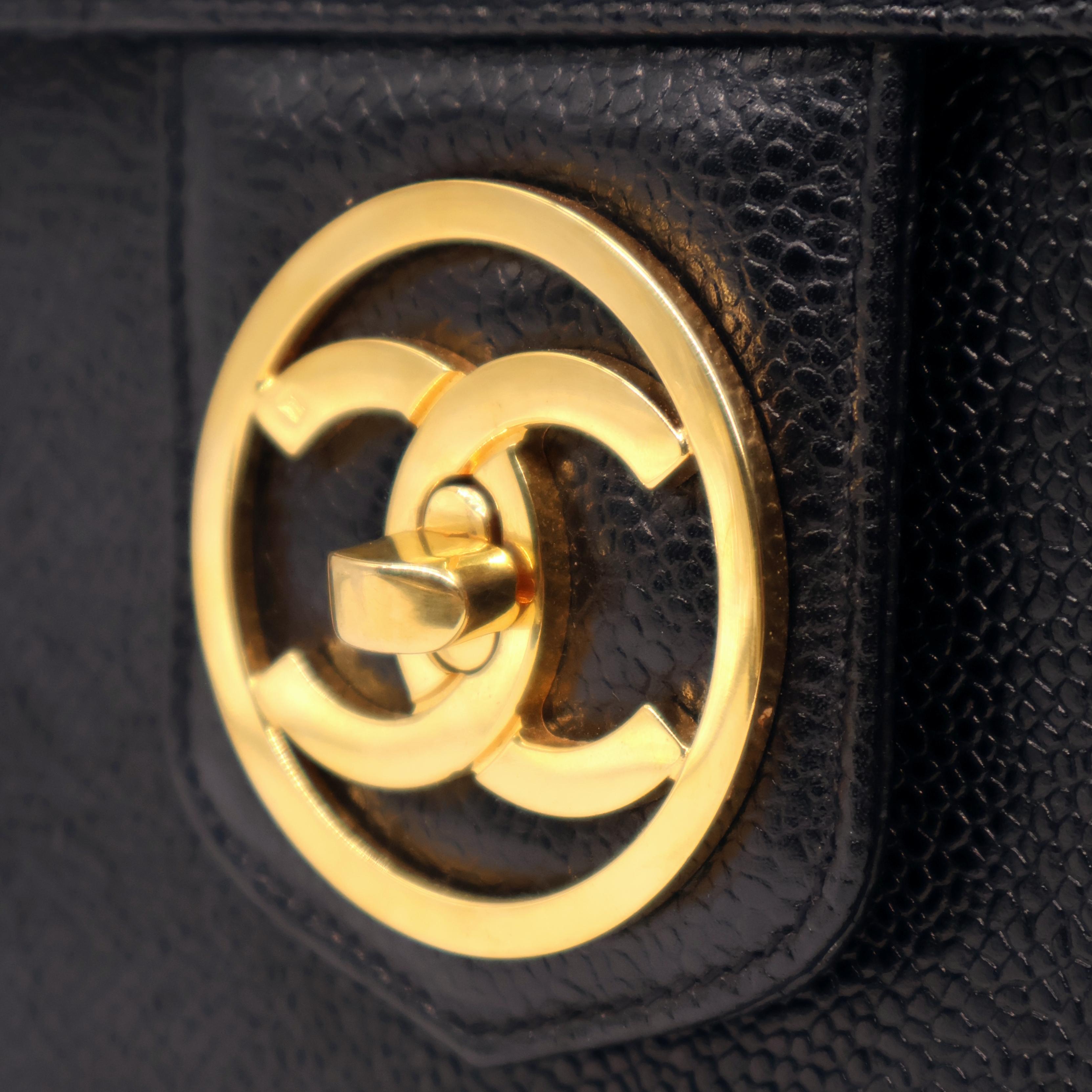 Sac à bandoulière Vanity Case en cuir noir caviar vintage de Chanel, 1994 - 1996. en vente 4