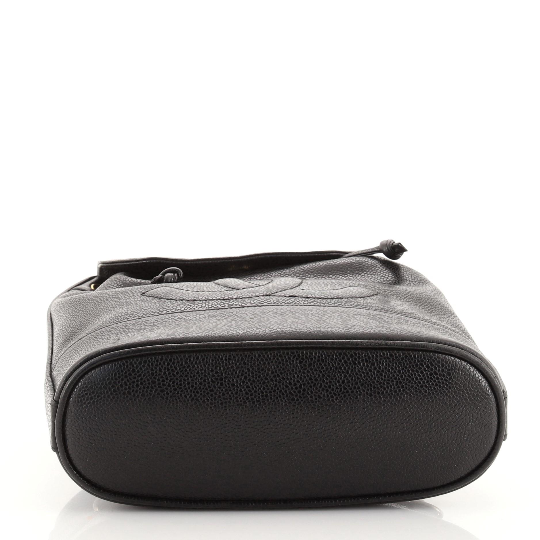 Diese Chanel Timeless Small Sling Bag ist ein Vintage-Stück mit schwarzem Kaviar-Leder, geprägtem CC-Logo auf der Vorderseite, Klappverschluss oben und Kordelzugverschluss unten, schwarzem Lederinnenfutter und schwarzem Lederschulterriemen mit