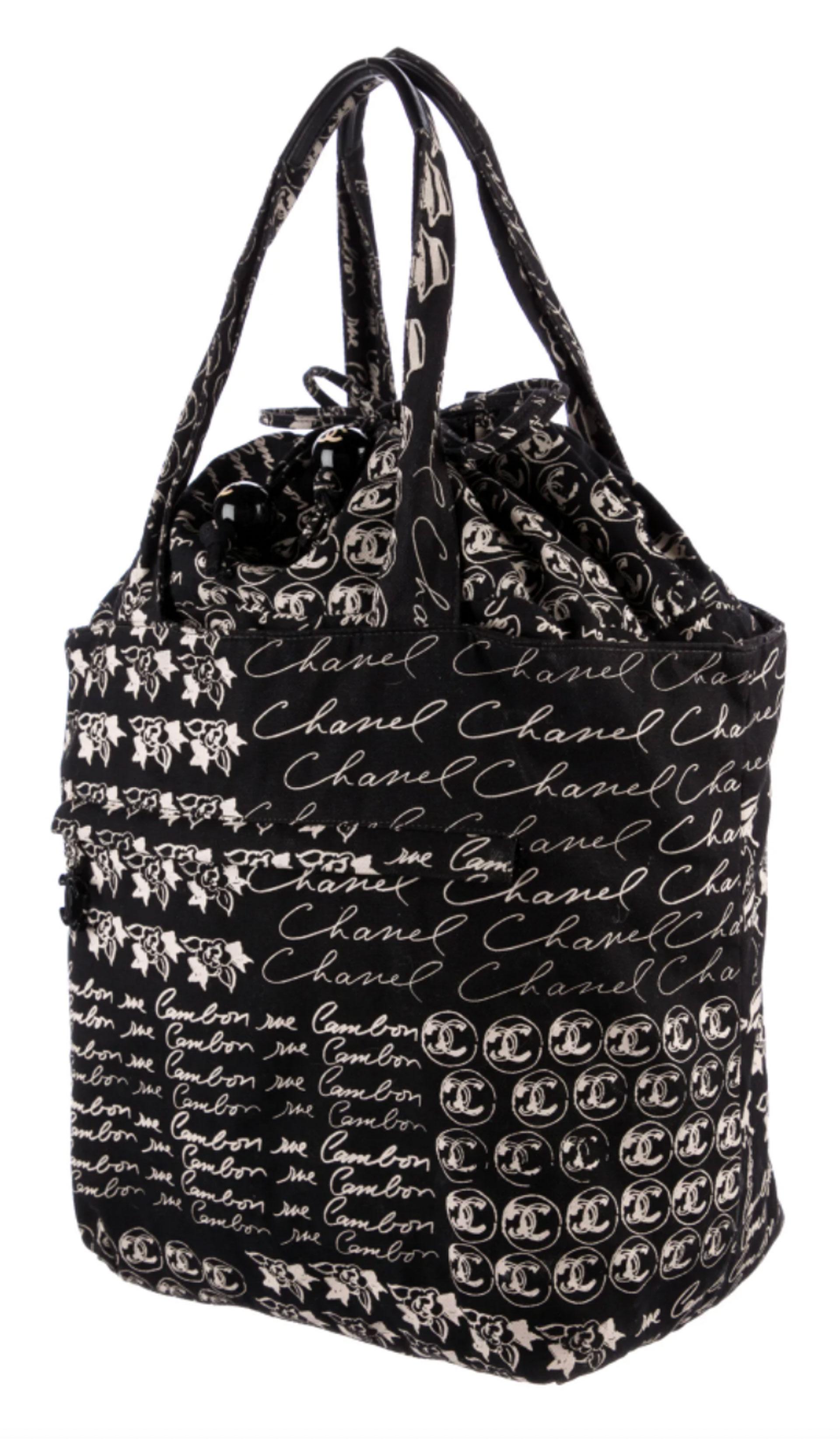 Chanel Vintage Black CC Logo Large Drawstring Tote

Fermeture à cordon
Orné d'une grande breloque CC et d'une boule ronde du logo CC à l'extrémité du cordon

Fabriqué en France 
