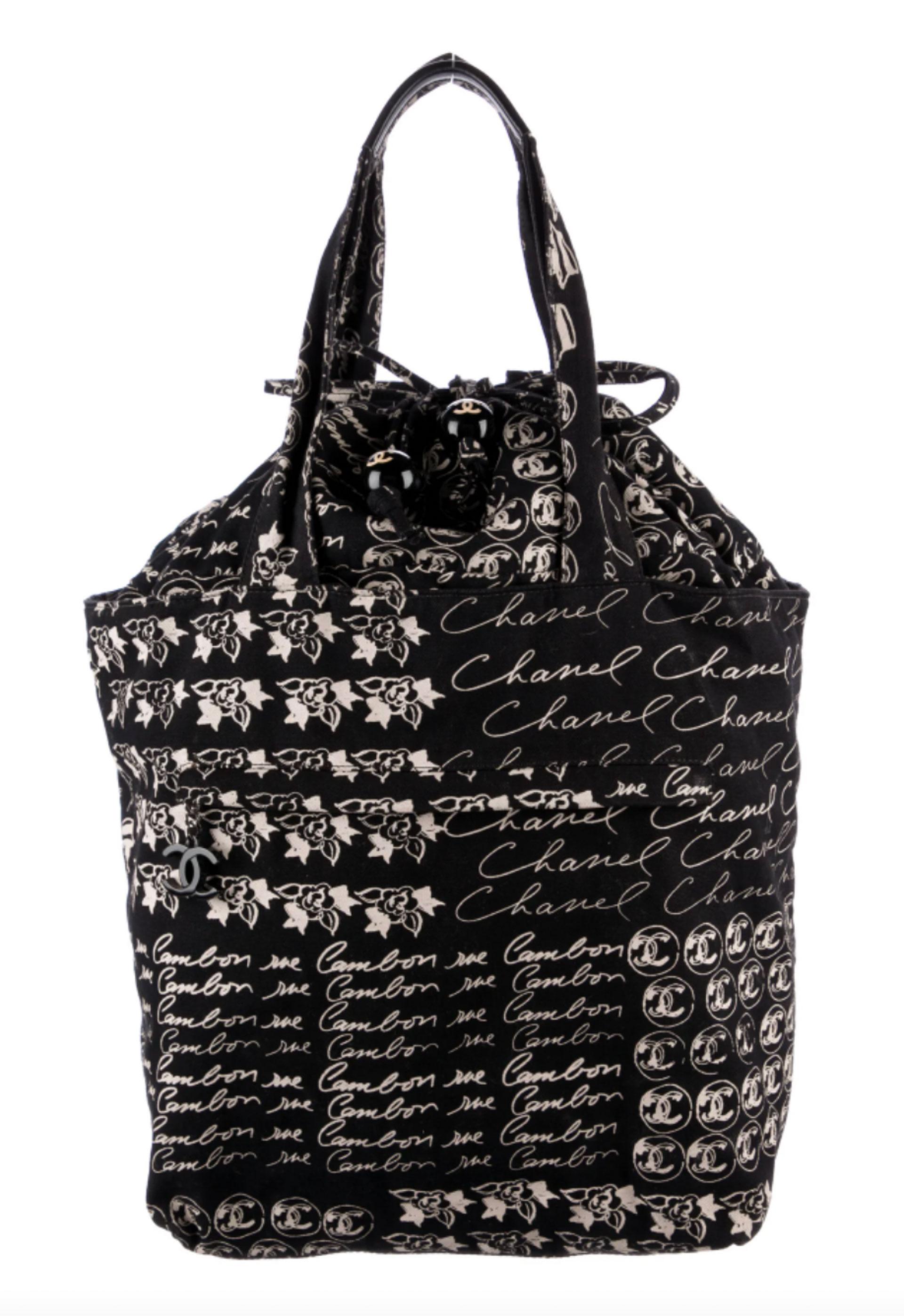 Noir Chanel - Grand sac fourre-tout à cordon avec logo CC noir graffiti emblématique, vintage  en vente