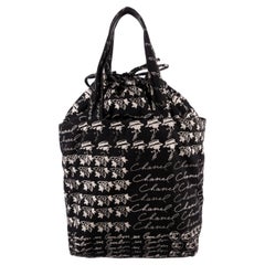 Chanel - Grand sac fourre-tout à cordon avec logo CC noir graffiti emblématique, vintage 