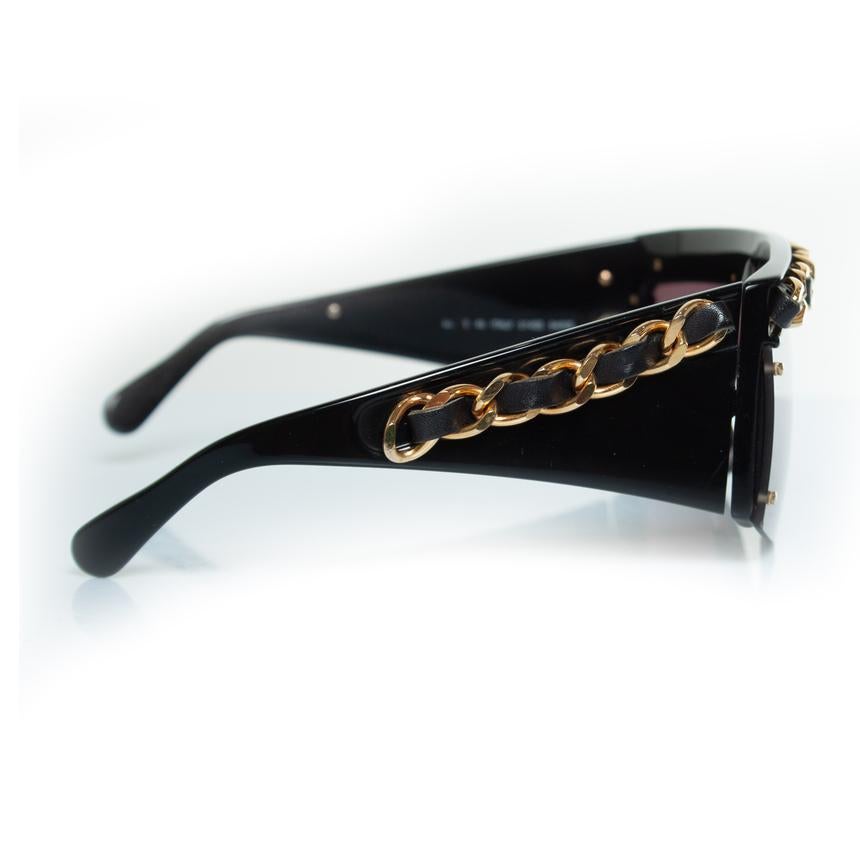 Chanel, gafas de sol vintage de cadena negra. El artículo tiene un pequeño desperfecto en la parte inferior de la lente derecha, además de algunos pequeños signos de desgaste en las patillas. Viene con caja.

ESTADO: buen estado

CÓDIGO