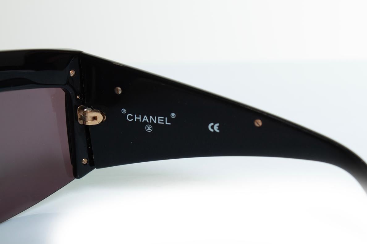 De las mujeres Chanel, gafas de sol vintage con cadena negra en venta