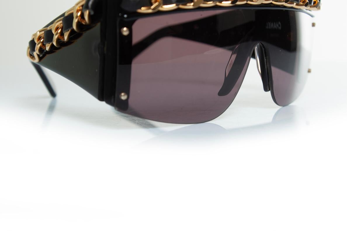 Chanel, gafas de sol vintage con cadena negra en venta 2