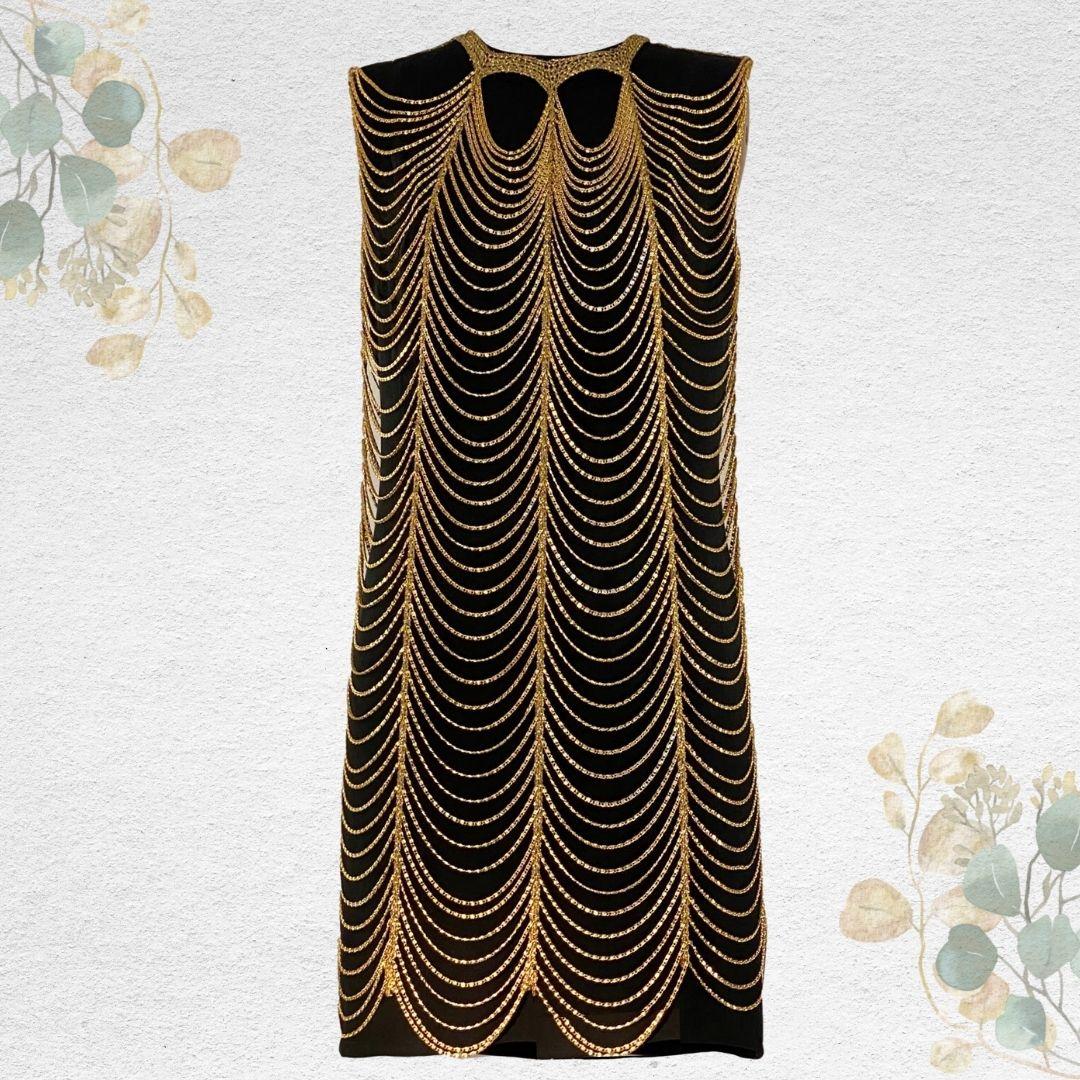 CHANEL - Das schwarze Charleston-Kleid im Vintage-Stil erinnert an die wilden 20er Jahre.  Dieses schimmernde Etuikleid ist schlicht im Design, aber raffiniert in der Konstruktion.  Das schlichte schwarze Kleid ist mit auffälligen Goldketten